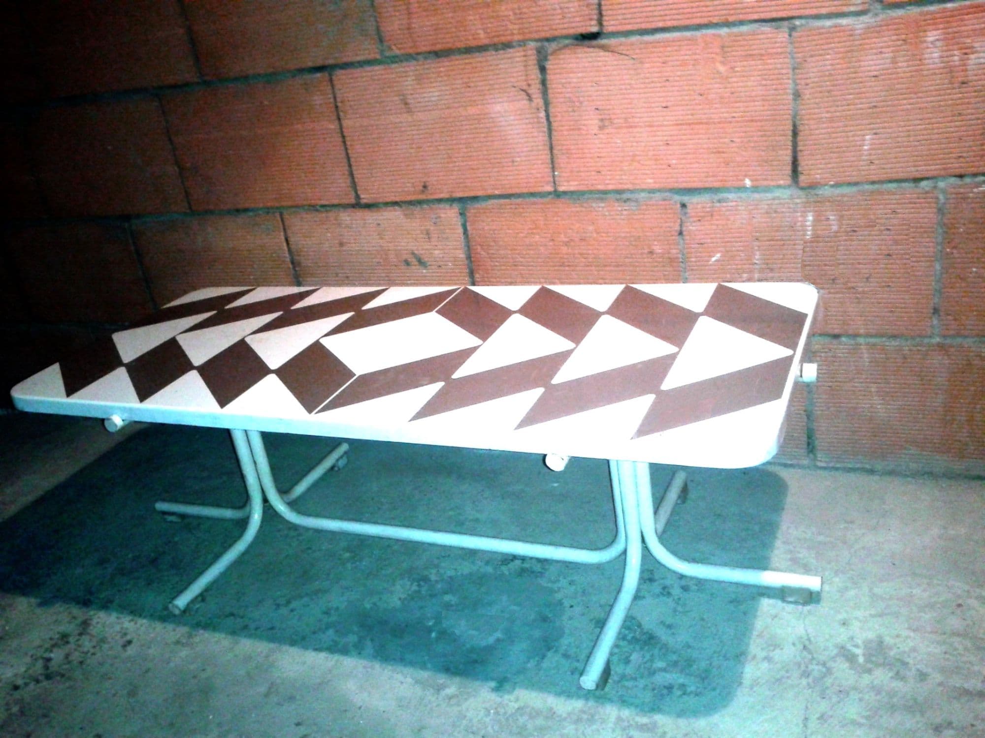 TABLE BASSE EMAILLEE DESSIN GEOMETRIQUE DESIGN BLANC MARRON METAL GRAND GUERIDON DESSERTE SELETTE RECTANGULAIRE 120X50X30 STYLE MODERN STRUCTURE TUBES SUPPORT PRESENTATION MOBILIER SALON DIVAN CANAPE