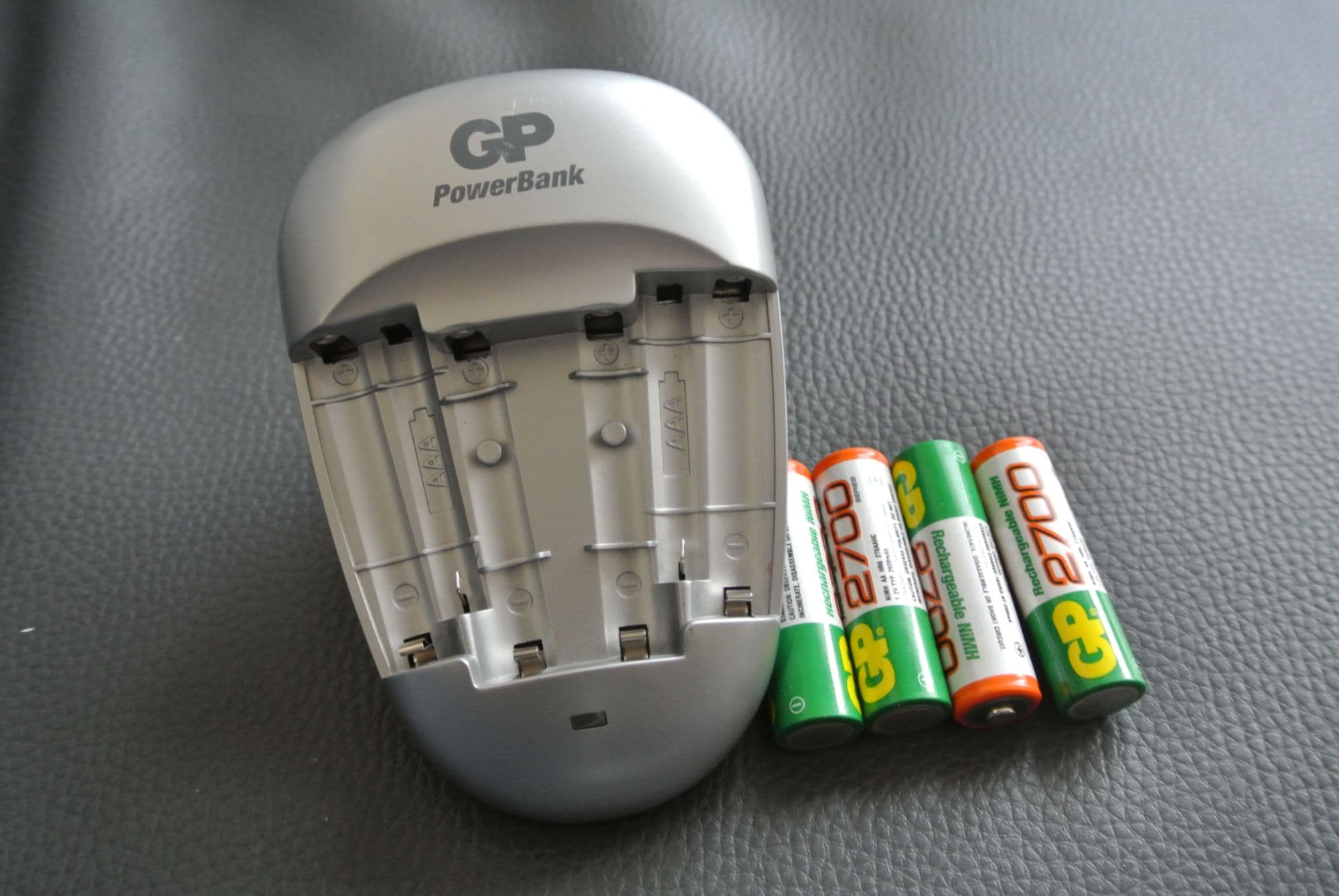Gp Powerbank Quick 3 - 8 H Chargeur De Batteries - (Pour 4xaa, 2xaaa) 4 X Type Aa - Nimh - 2700 Mah