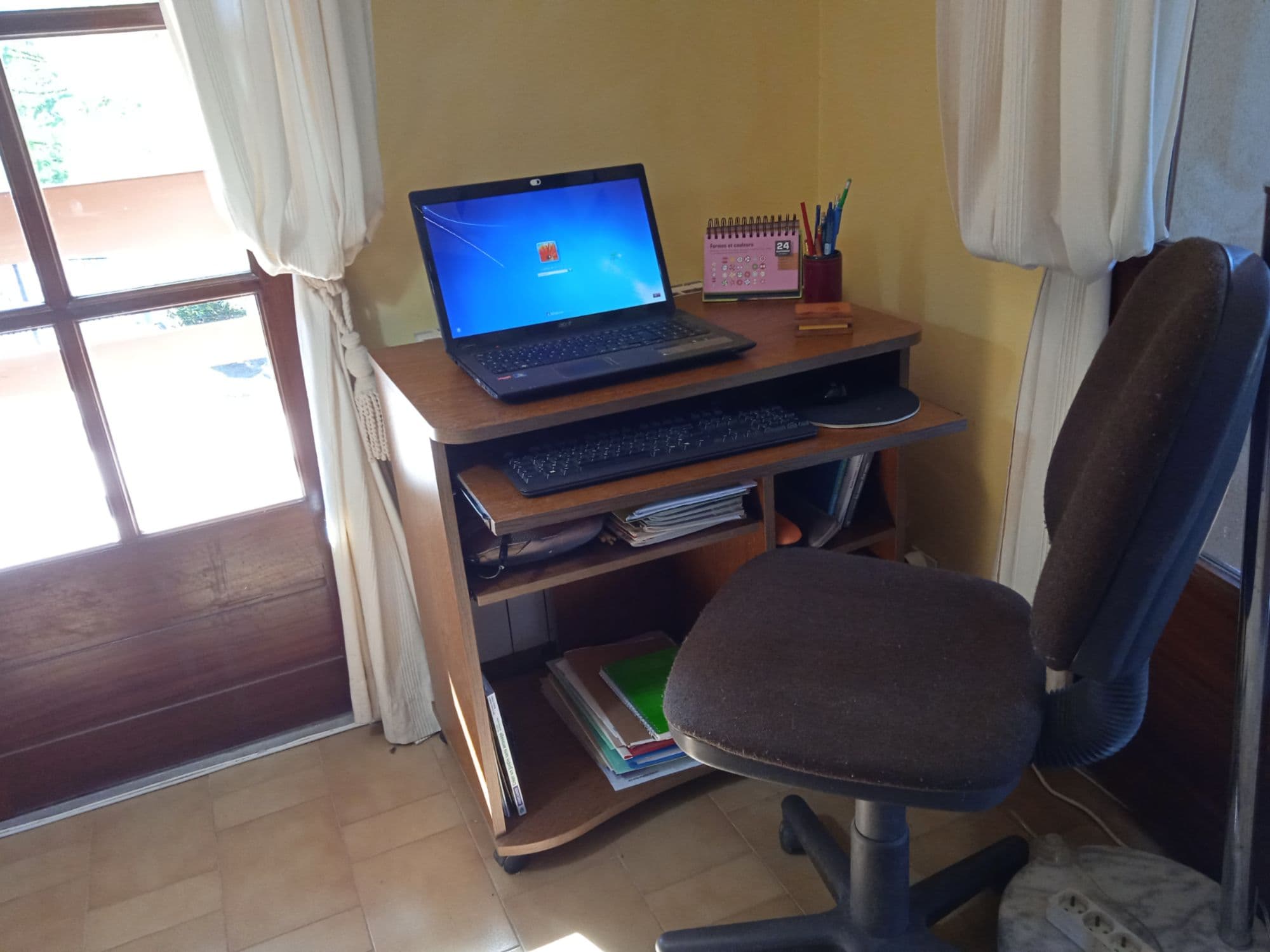 Bureau Meuble Informatique Tablette À Clavier Et Roulettes Bois Brun H/L/P. 800x800x500