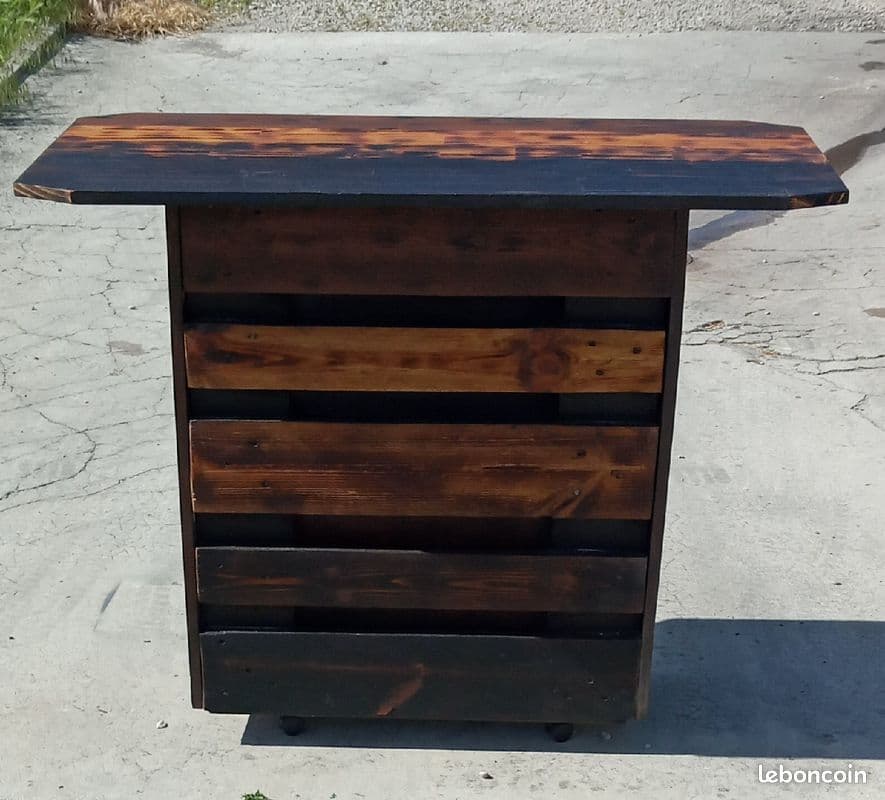 TABLE BAR PALETTES SUR ROULETTES .