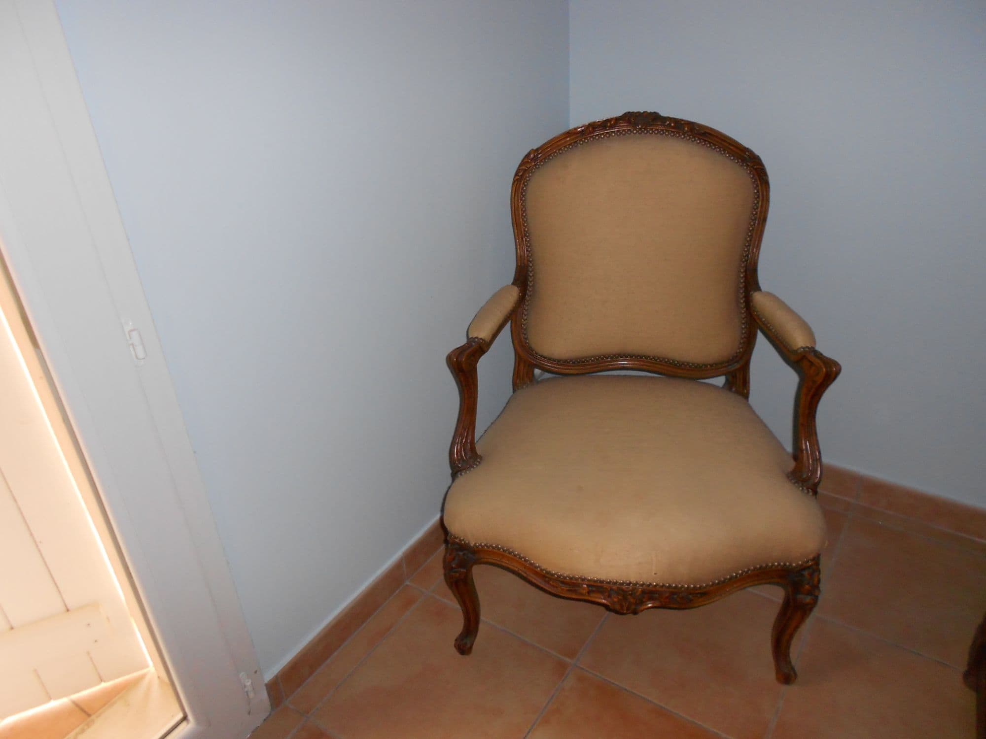 Fauteuil ancien de style Louis XV .