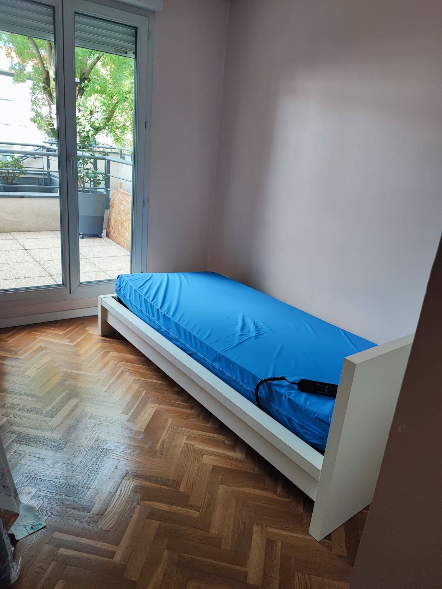 Je Vends Un Lit Électrique Une Place Avec Matelas Épais À Mémoire De Forme Très Peu Servi