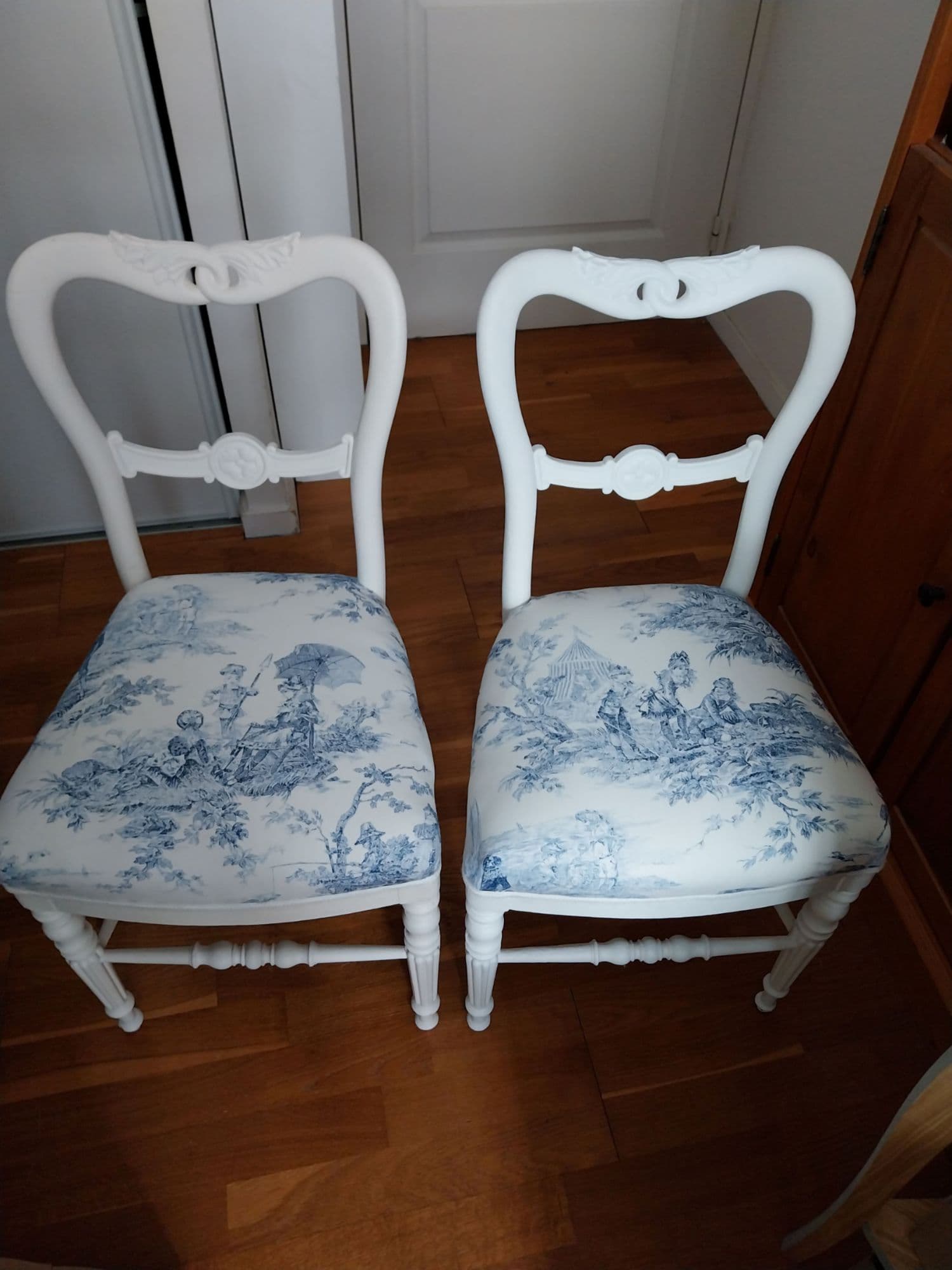 Chaises anciennes style Louis XVI, laque blanche, Toile de Jouy bleue.
