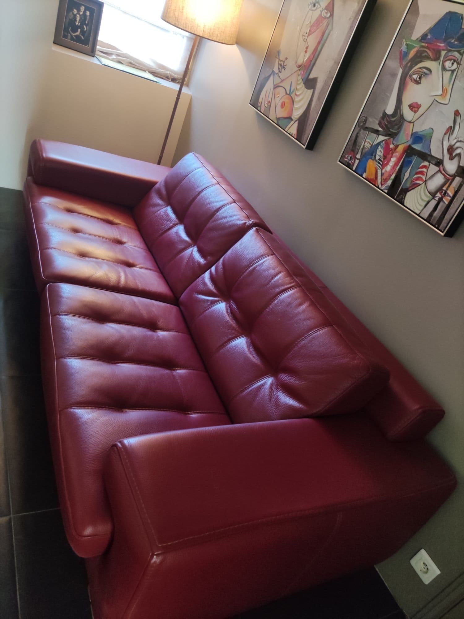 Magnifique Canapé Cuir Parfait État. Très Très Confortable.  Structure Hêtre Massif Superbe Canapé 4 Places Cuir . Pieds Metal Chromé. Assise Bultex. Vachette Pleine Fleur Pigmentée. 4 Places