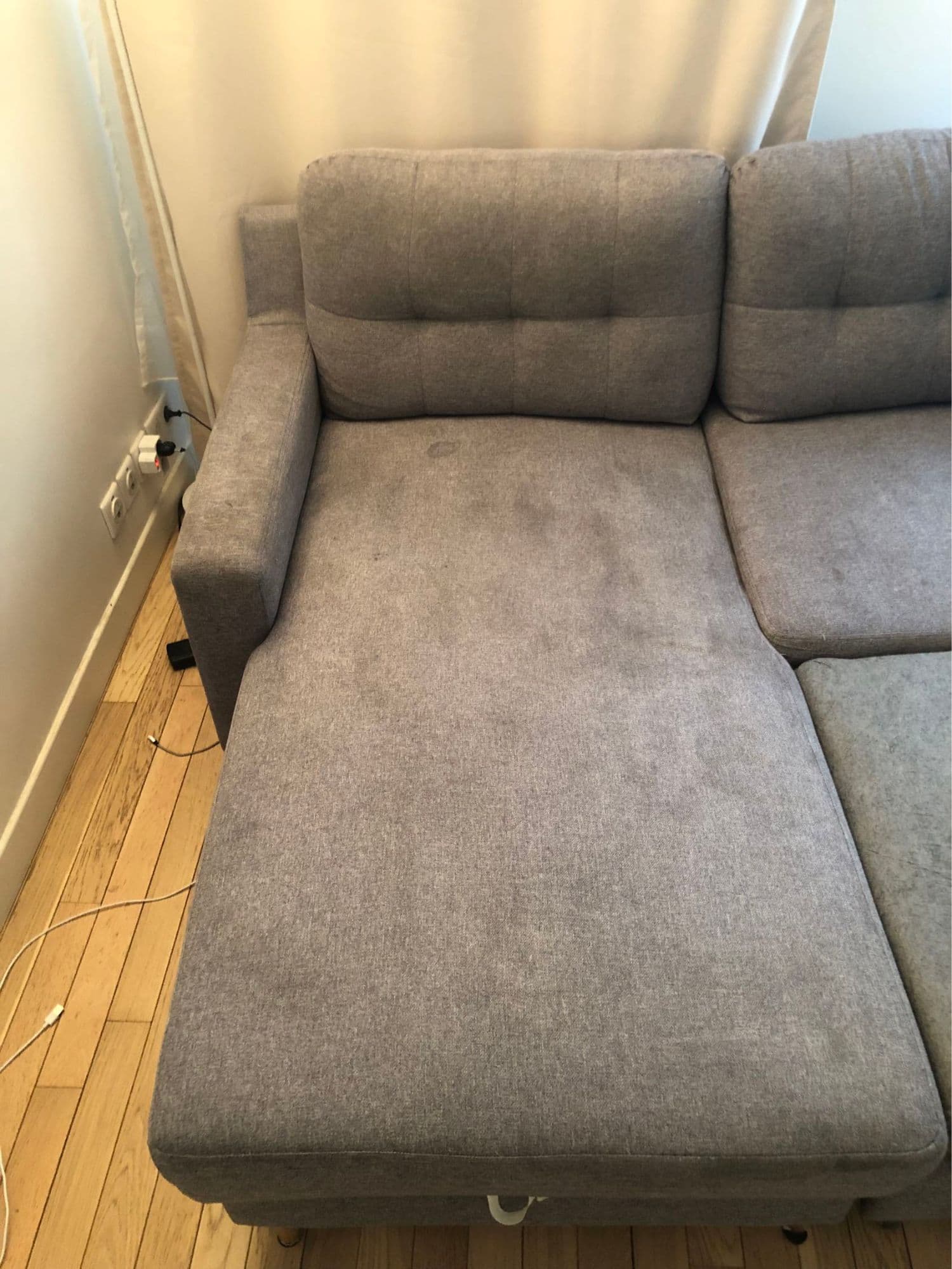 Canape à angle- possible de mettre de l'angle du côté de son choix . Peut se mettre en lit également .