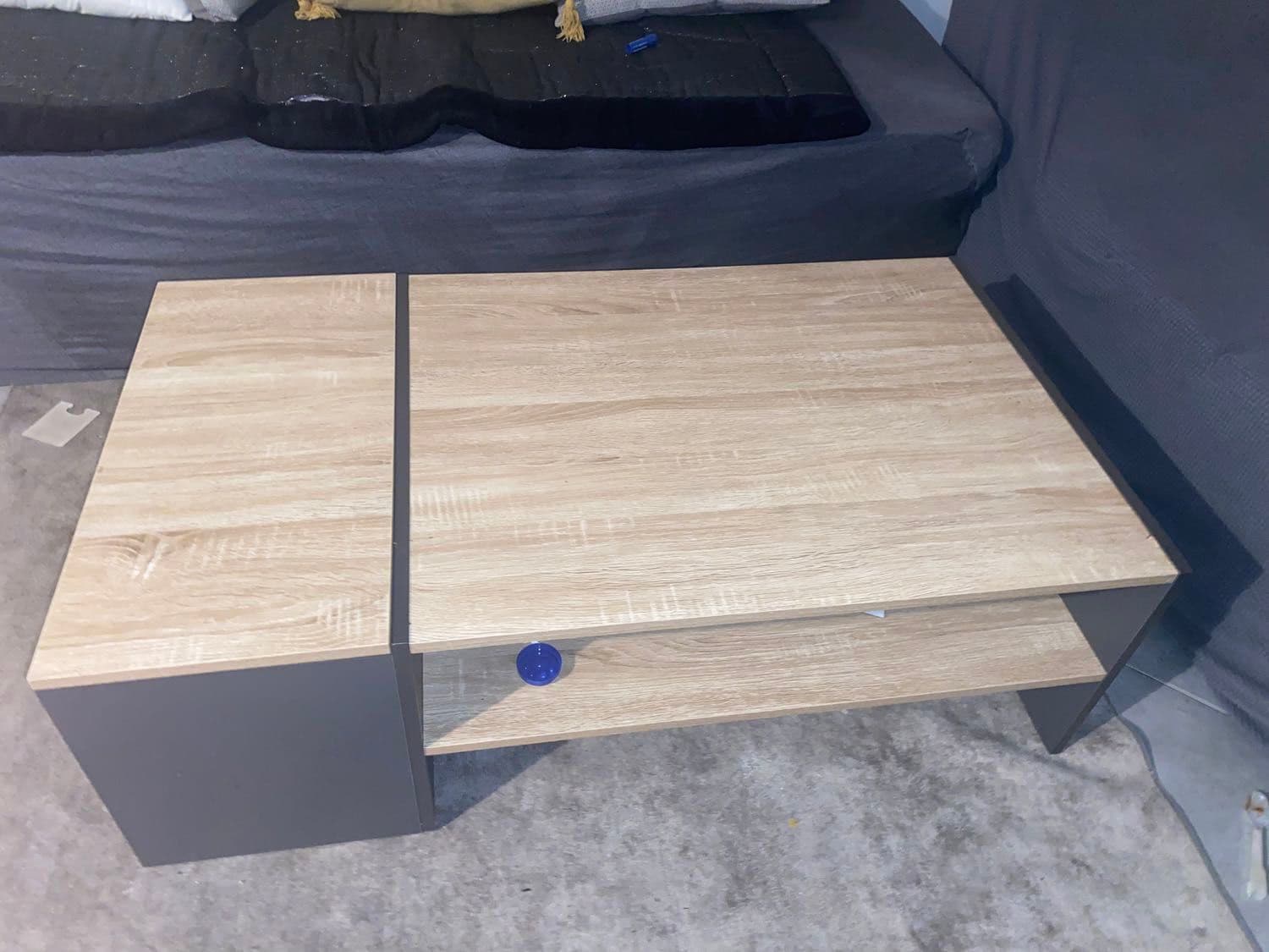 Table Base En Très Bon État Avec Un Petit Coin De Rangement Assez Grand.