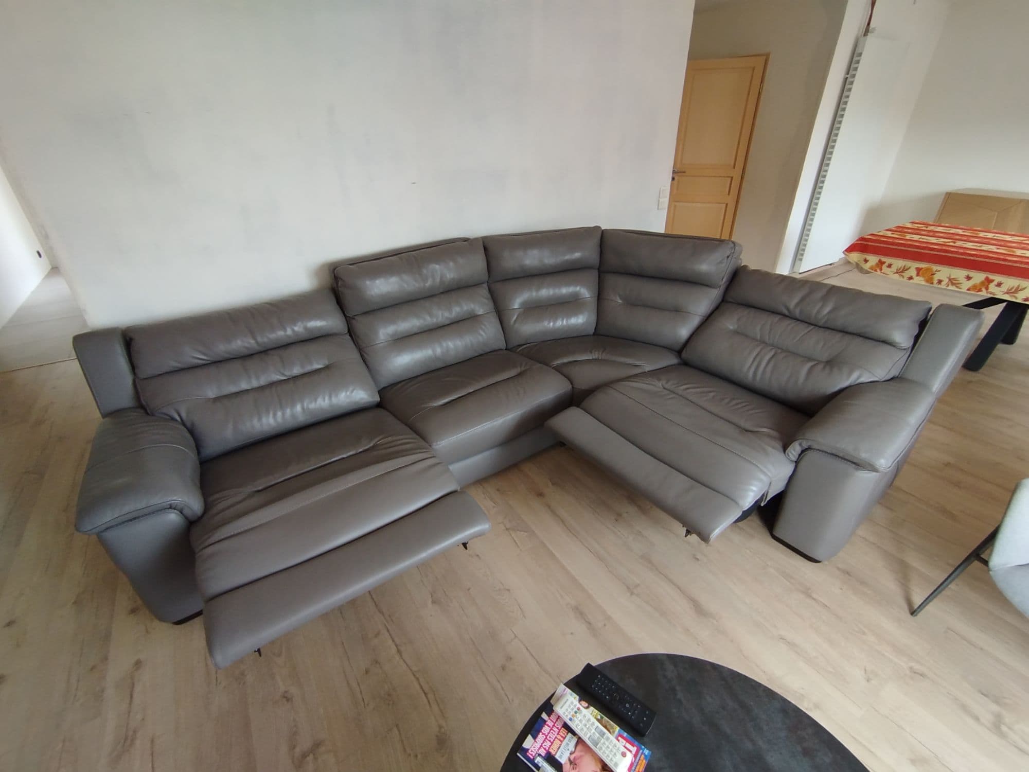 Vends Canapé Cuir D'angle 5 Places Dont 2 Motorisées , État Satisfaisant