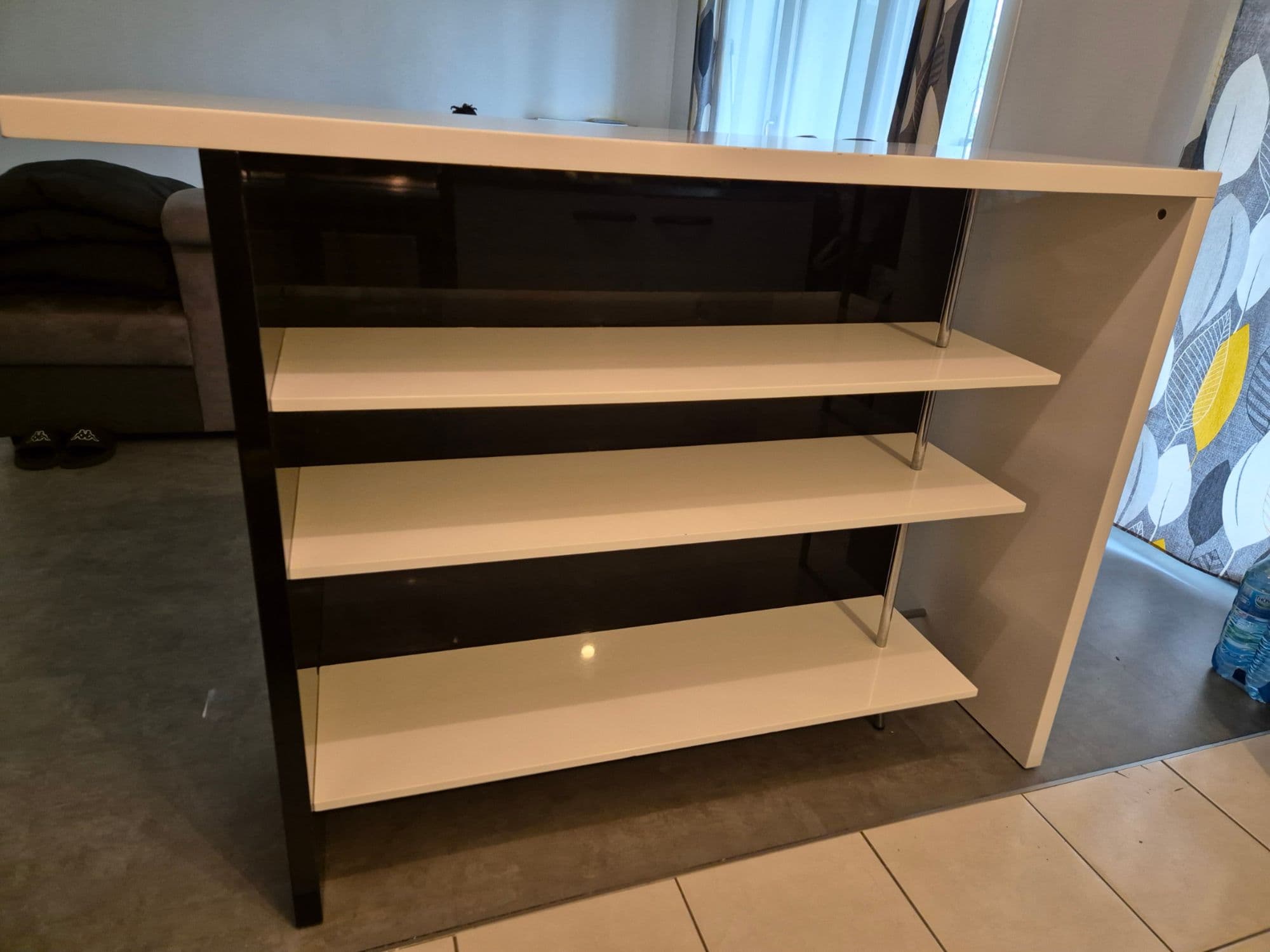 Îlot/ Bar Central Avec Étagère