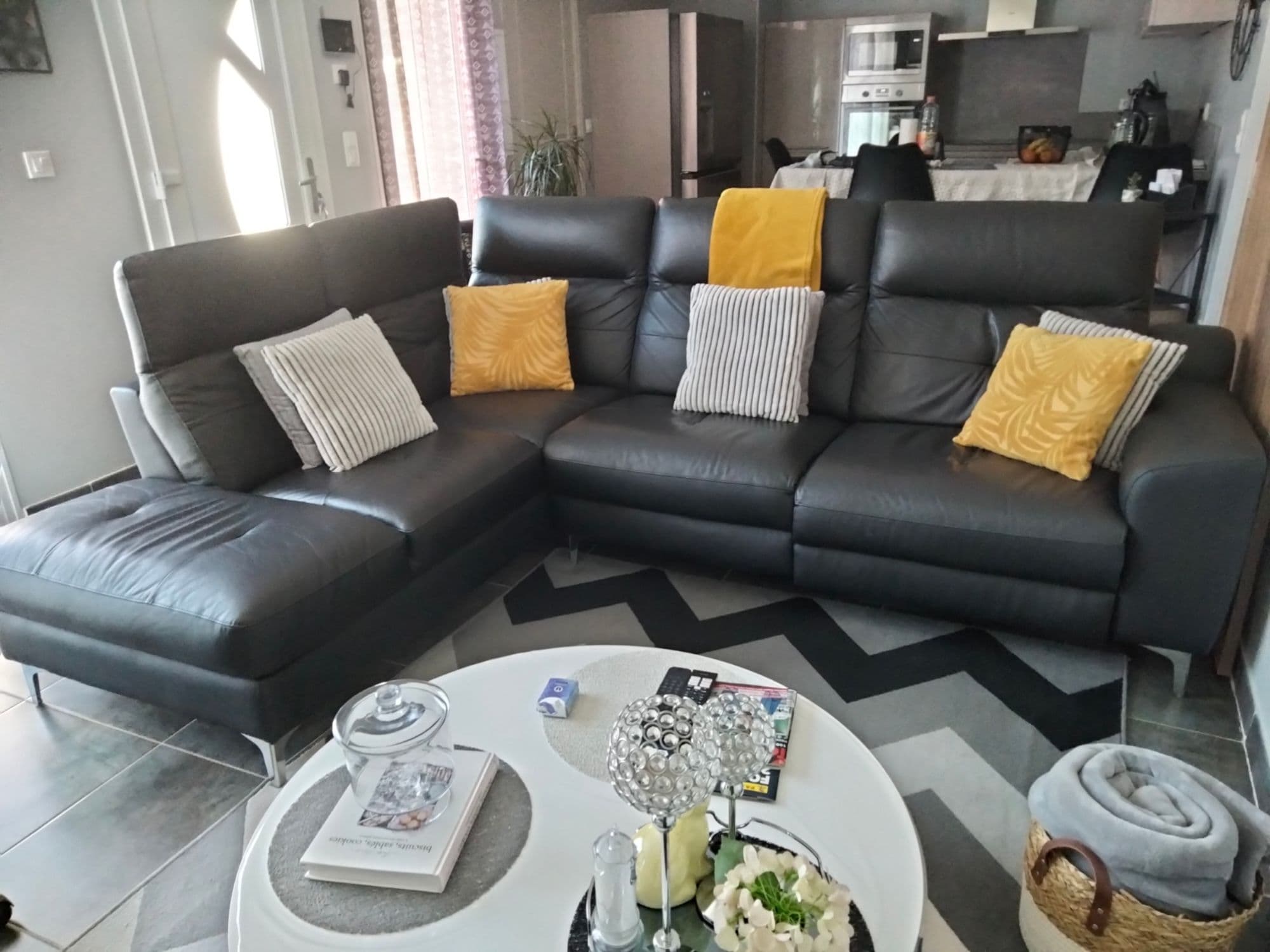 Je Vend Un Canapé Couleur Noir Peaux Buffle Quelques Défauts Très Petit Prix Négocié