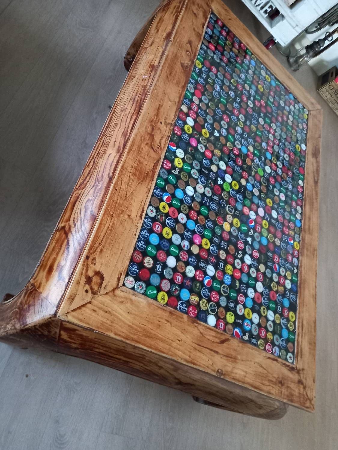 Table Basse Crapaud Customisée En Capsules Recouverte D''époxy.