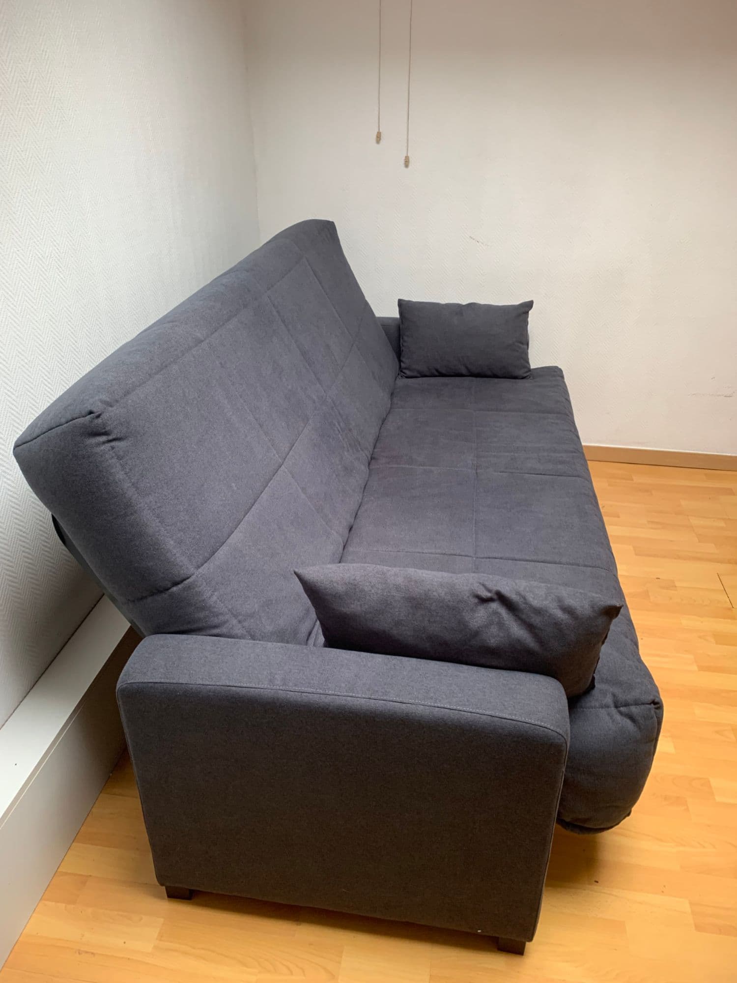 Bonjour, En raison de mon déménagement, je vends ce canapé à 350 euros (prix négociable). Je l¿ai acheté à 630 euros de conforama il y a presque 3 mois, garantie 5 ans, en très bon état.