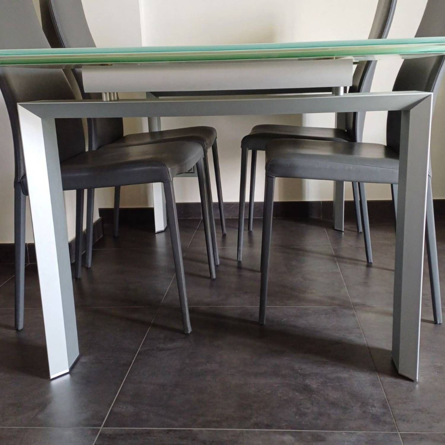 Table En Verre Et Acier Crozatier 160×90 Avec 2 Rallonges Intégrées De 40 Cm Chacune + 6 Chaises