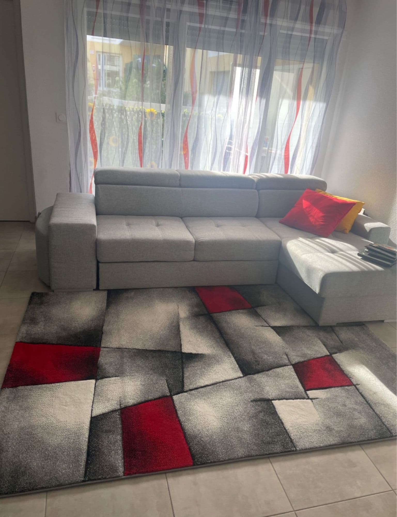 Canapé d'angle convertible et réversible en 287x94x168.3 tétières inclinables de 76 à 94 cm avec pouf sur le coté. Dimension du couchage 125x217 avec un grand coffre de rangement sous la méridienne