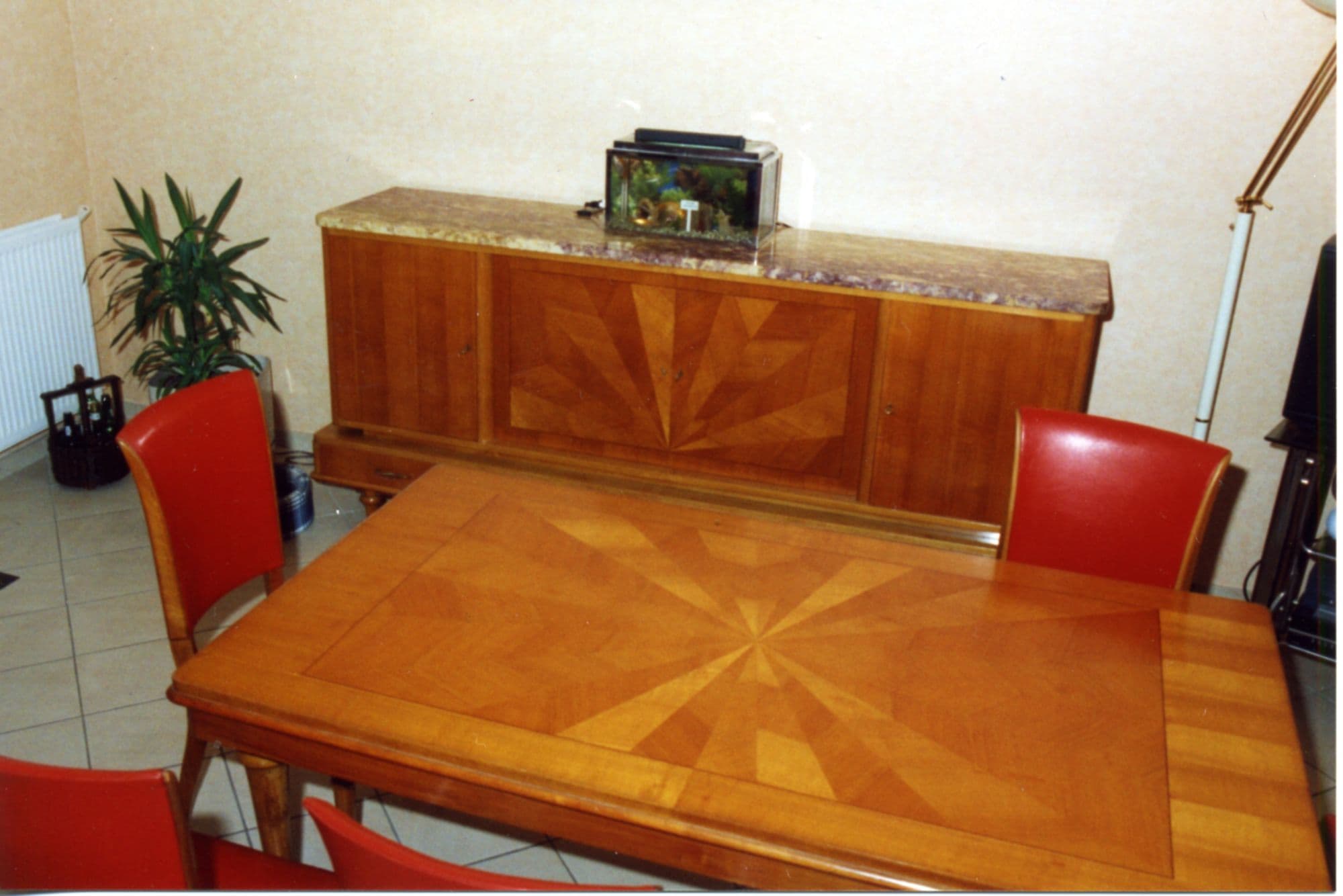 Table de salle à manger + chaises en similicuir rouge + buffet avec Marbre