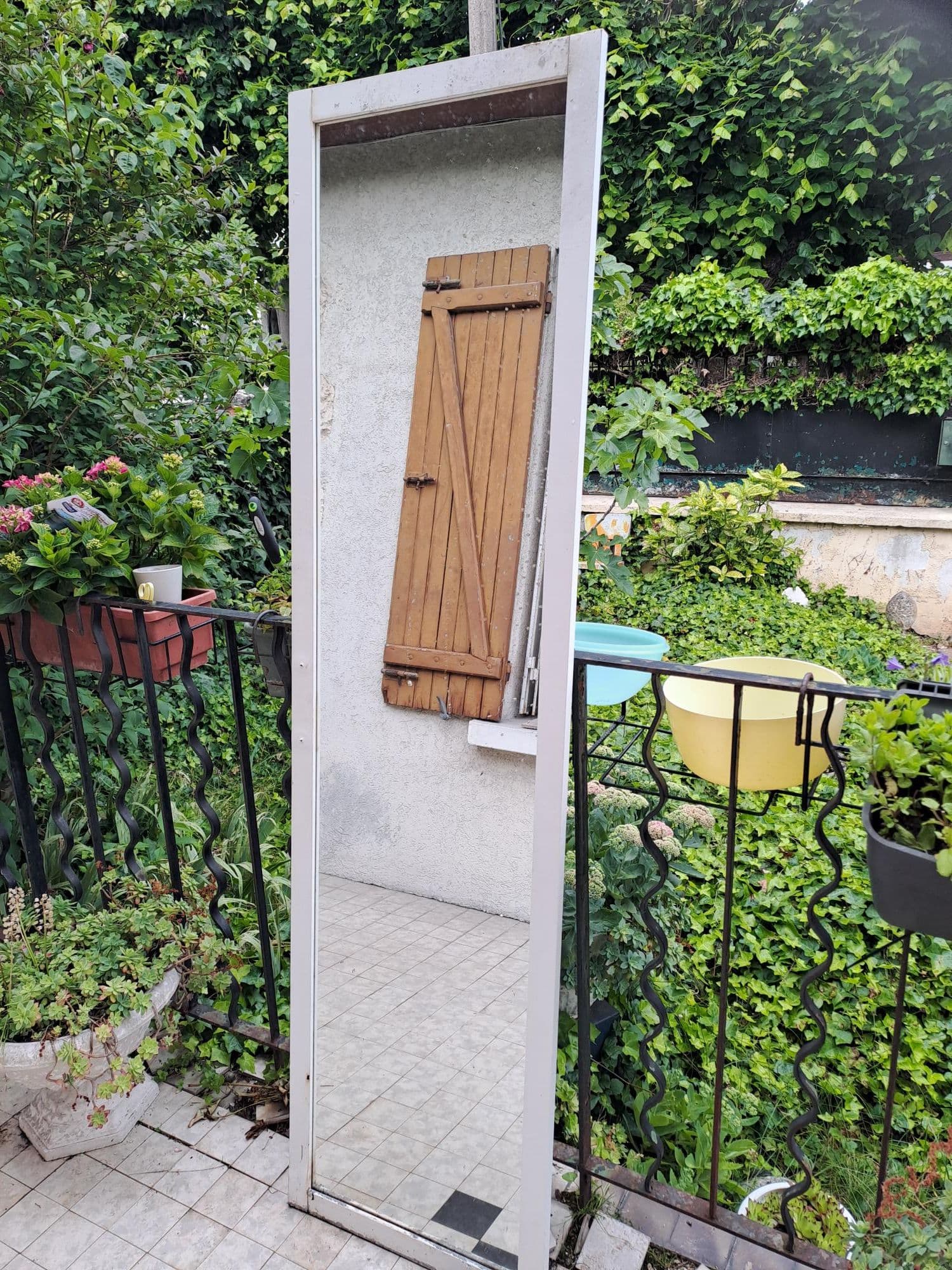 Grand miroir à bords blancs.