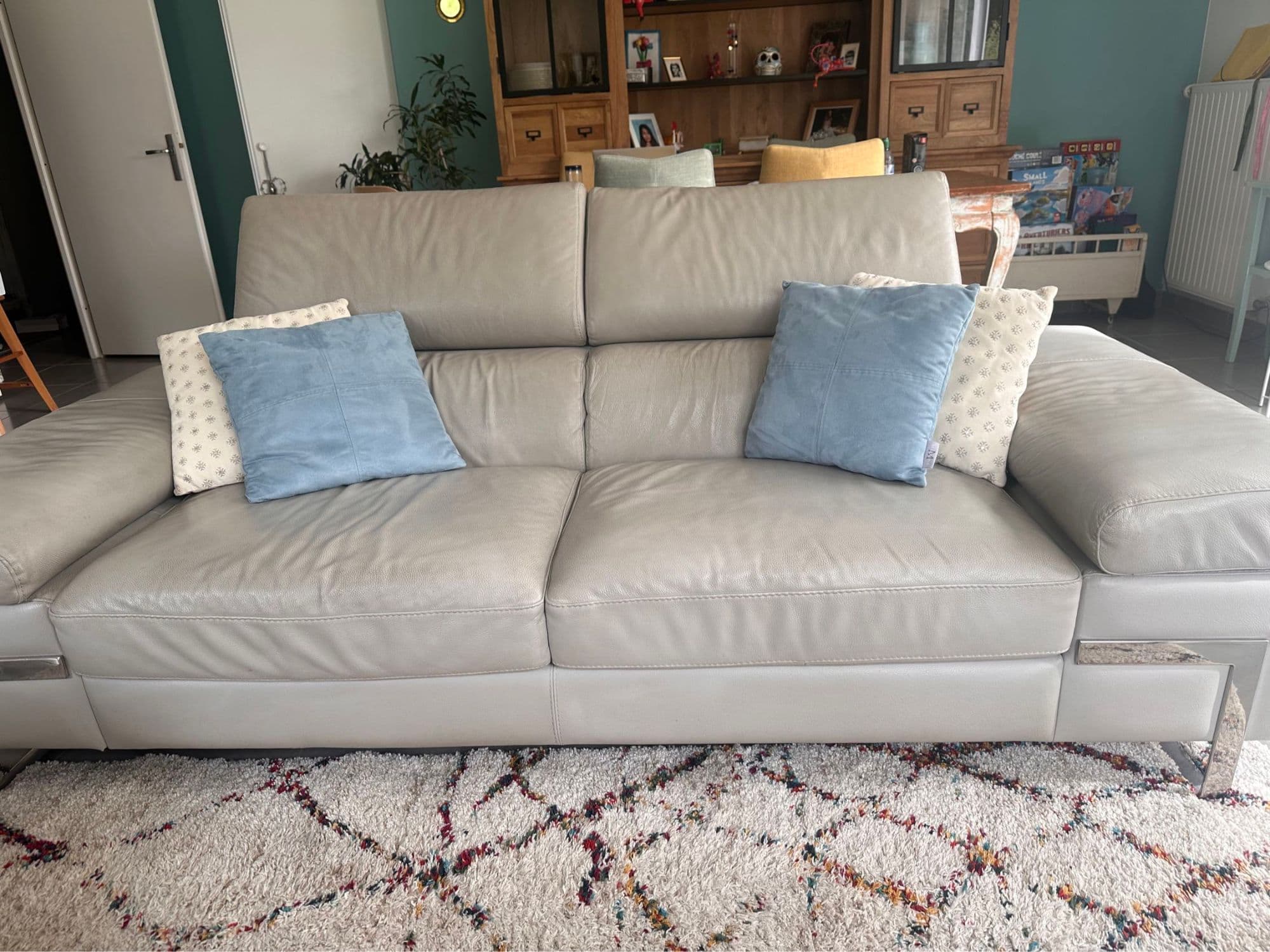 Canapé Cuir Gris Perle Poltron  Modèle Laghina Structure En Pin Massif Larges Accoudoirs  Appuis Tète Et Accoudoirs Rétractables  Dimensions: 100 X 232 X 108