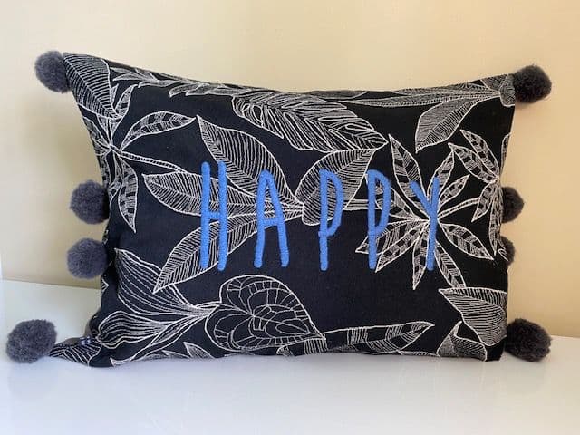 Coussin décoration HAPPY lettres bleues sur fond noir imprimé