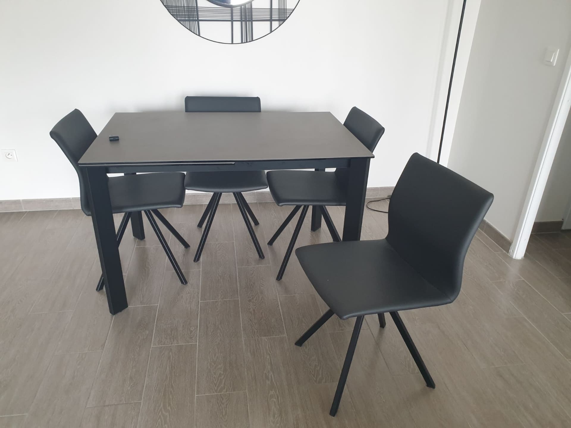 Vend table a manger ceramique gris avec 4 chaises très bon etat
