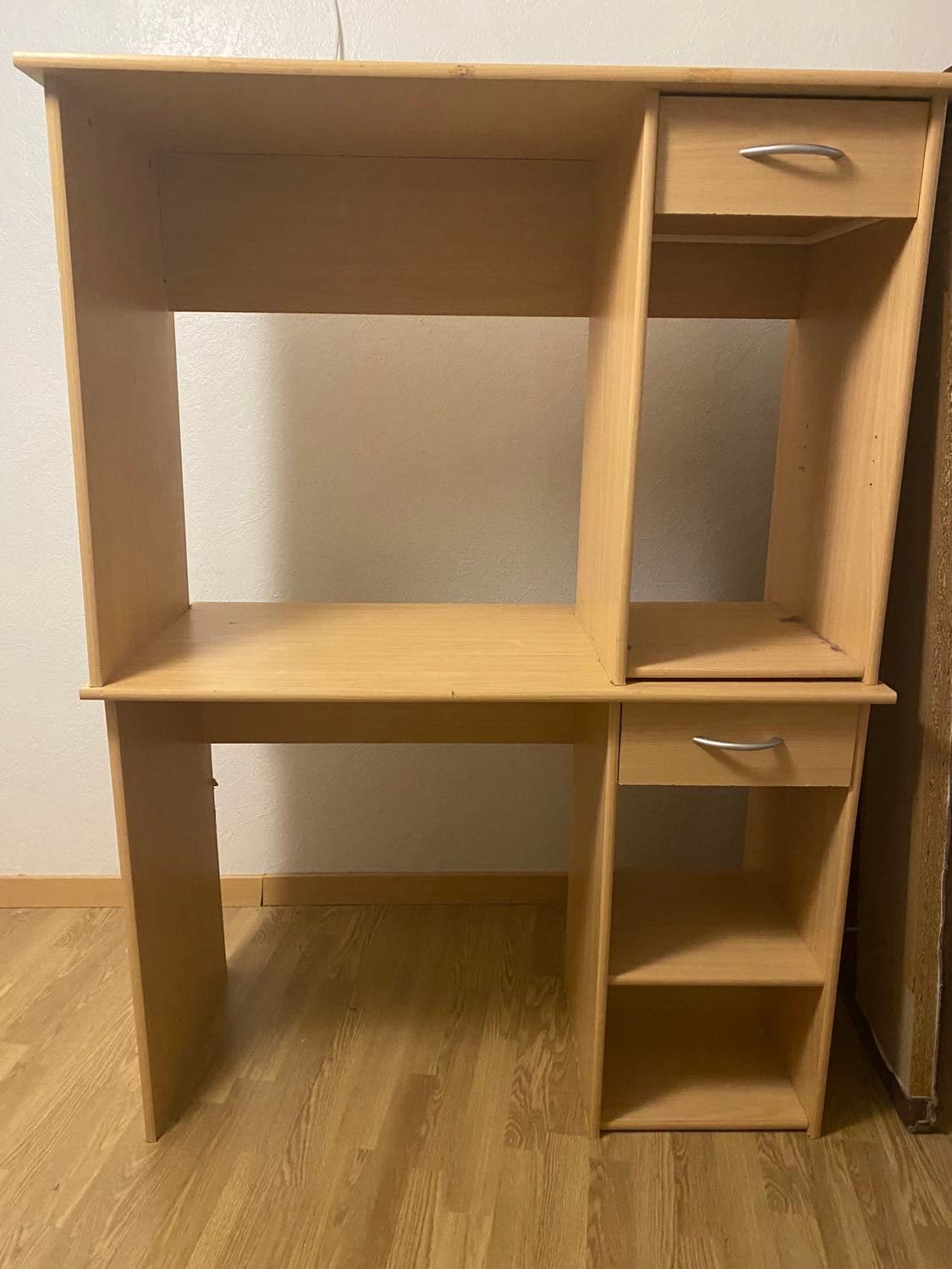 Vend Bureau En Bon État 15€ Le Bureau 30€ Les Deux.