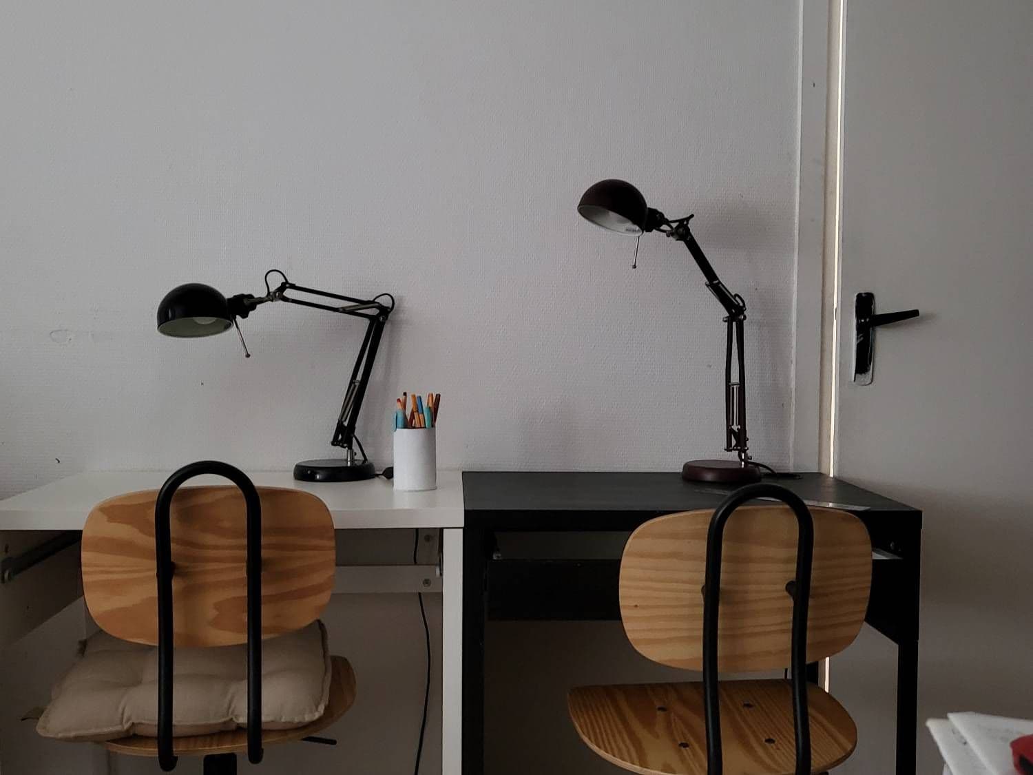 2 bureaux + 2 chaises + 2 lampes