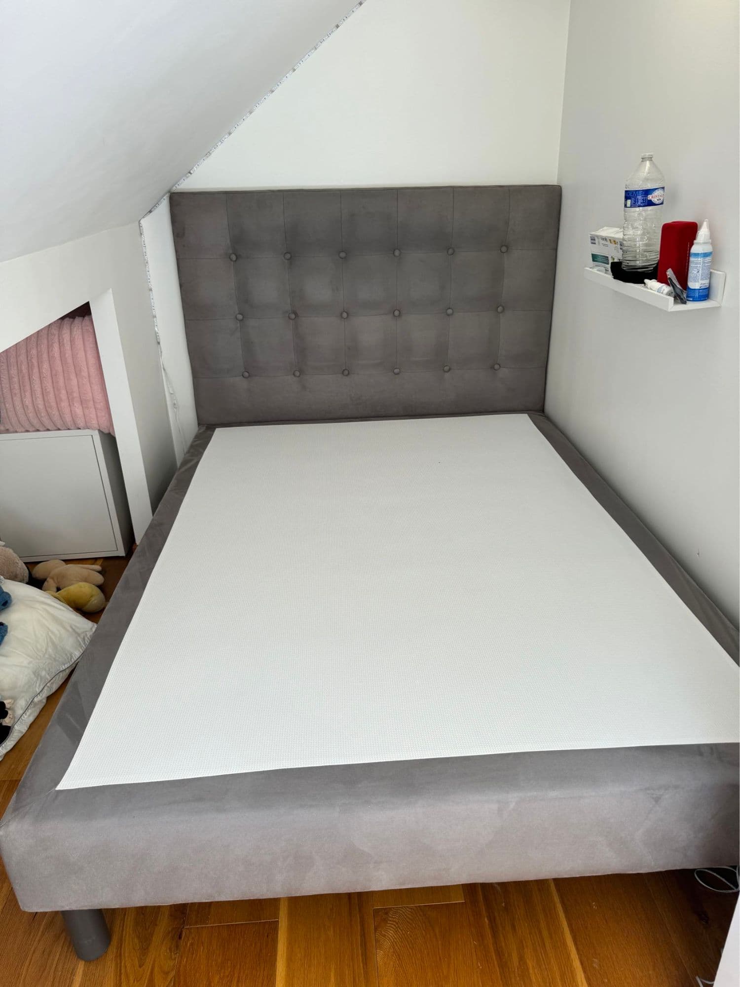 Bonjour Je Vends Cet Tête De Lit Et Ce Sommier Tapissier À 250€ (Prix Négociable) Possibilité De Livraison En Île De France