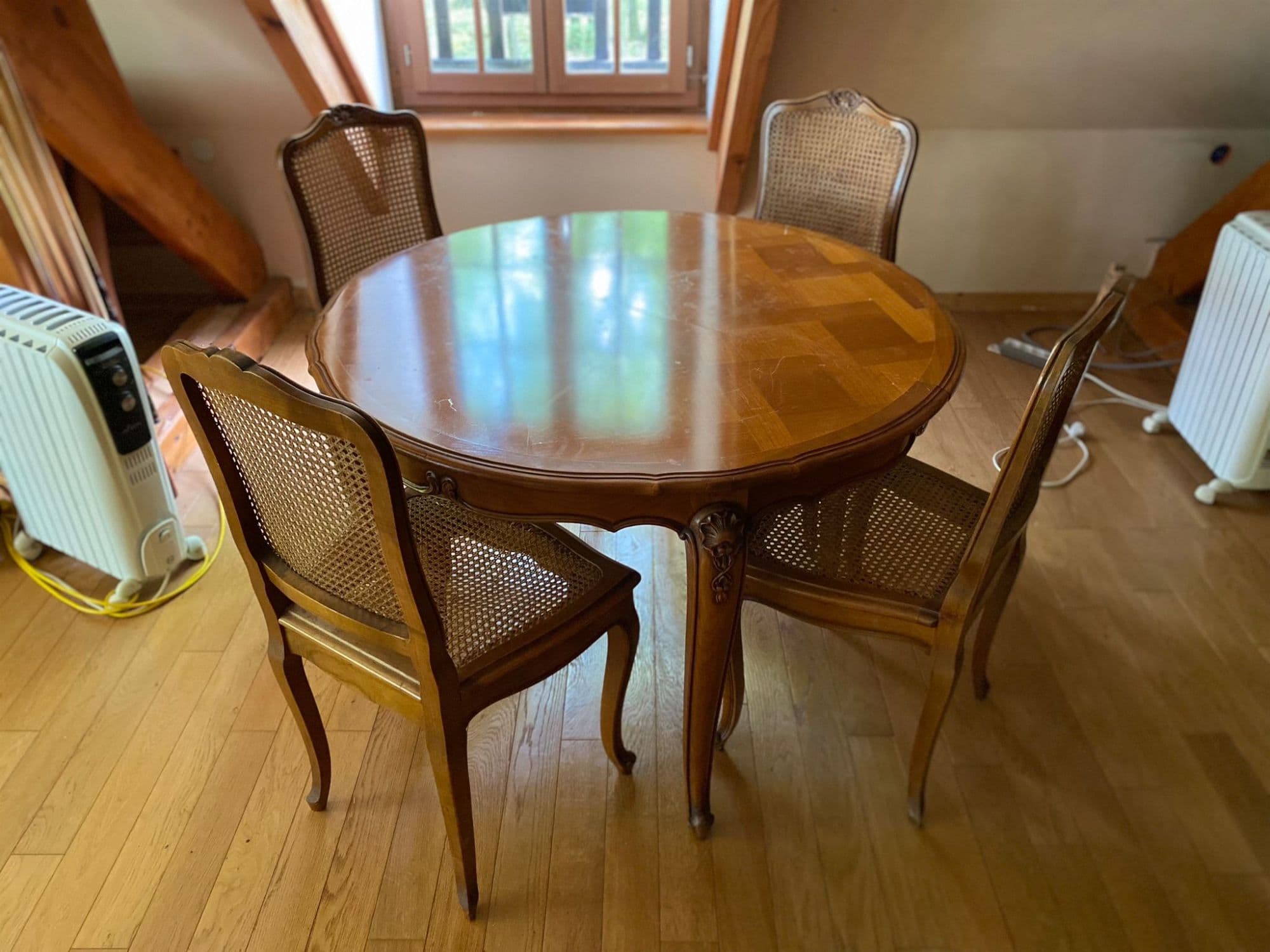 Un Ensemble Table Diam 120 Et 4 Chaise En Merisier