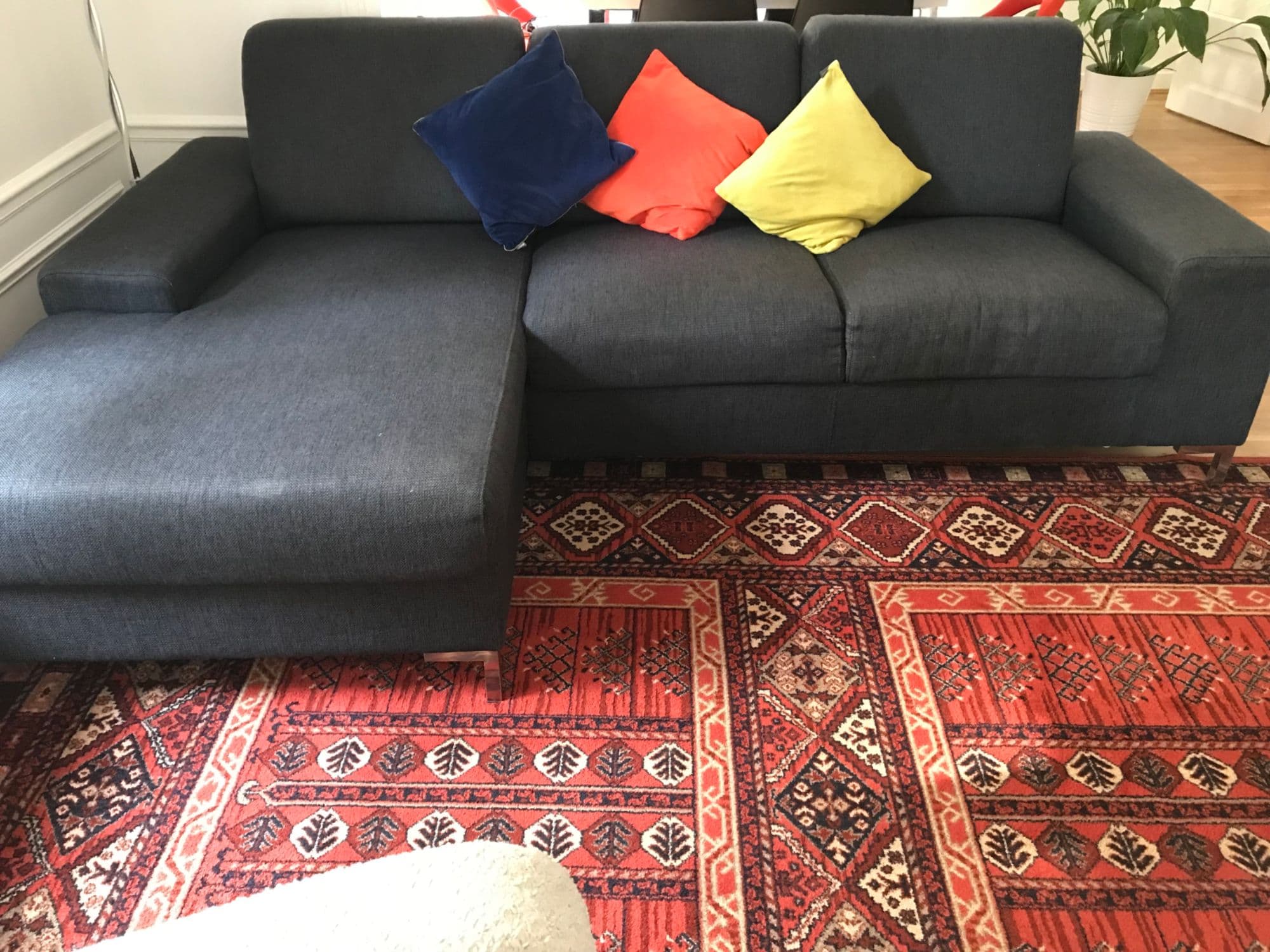 Je Vends Un Canapé Noir En Très Bon État Pour Cause De Déménagement. Longueur De 242cm Et Profondeur De 78cm