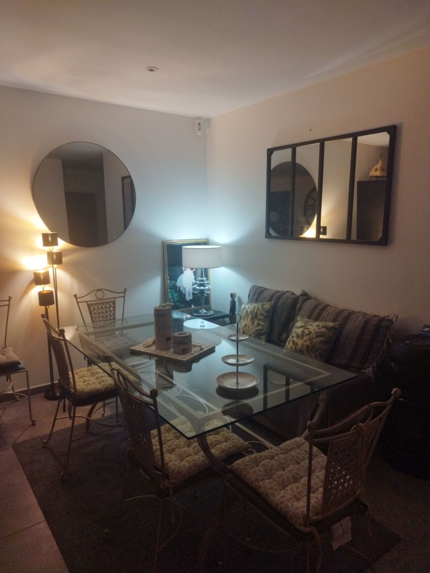 A Vendre Très Belle Table Et 6 Chaises D'une Grande Marque En Parfait État