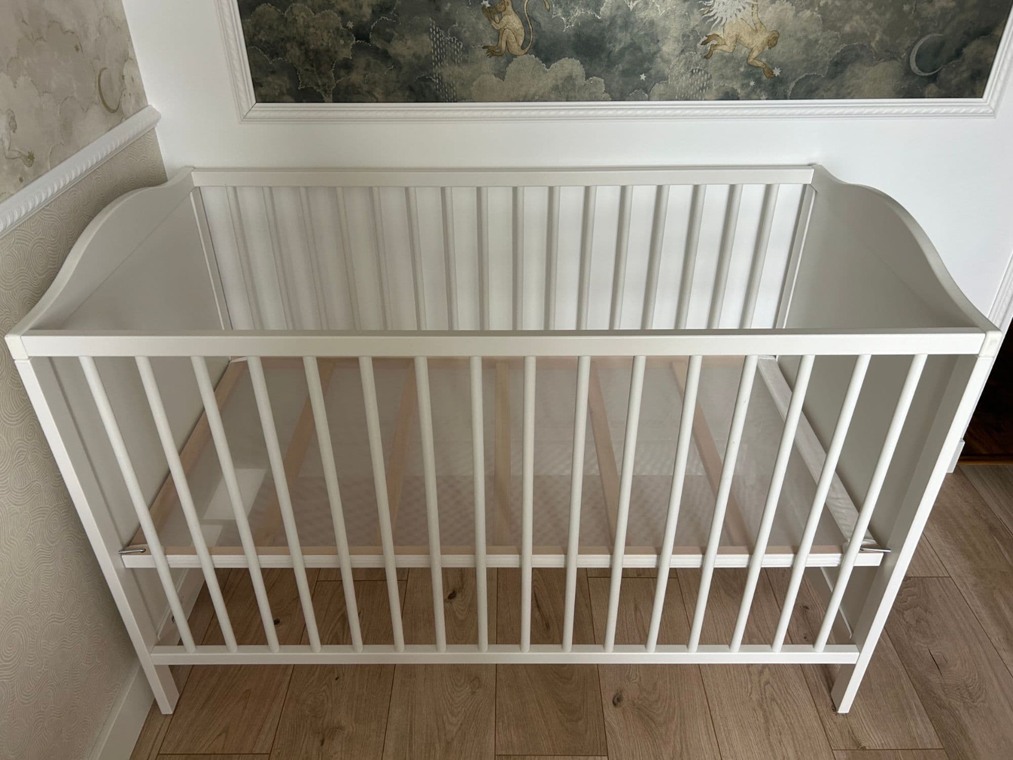lit de bébé, matelas, draps.