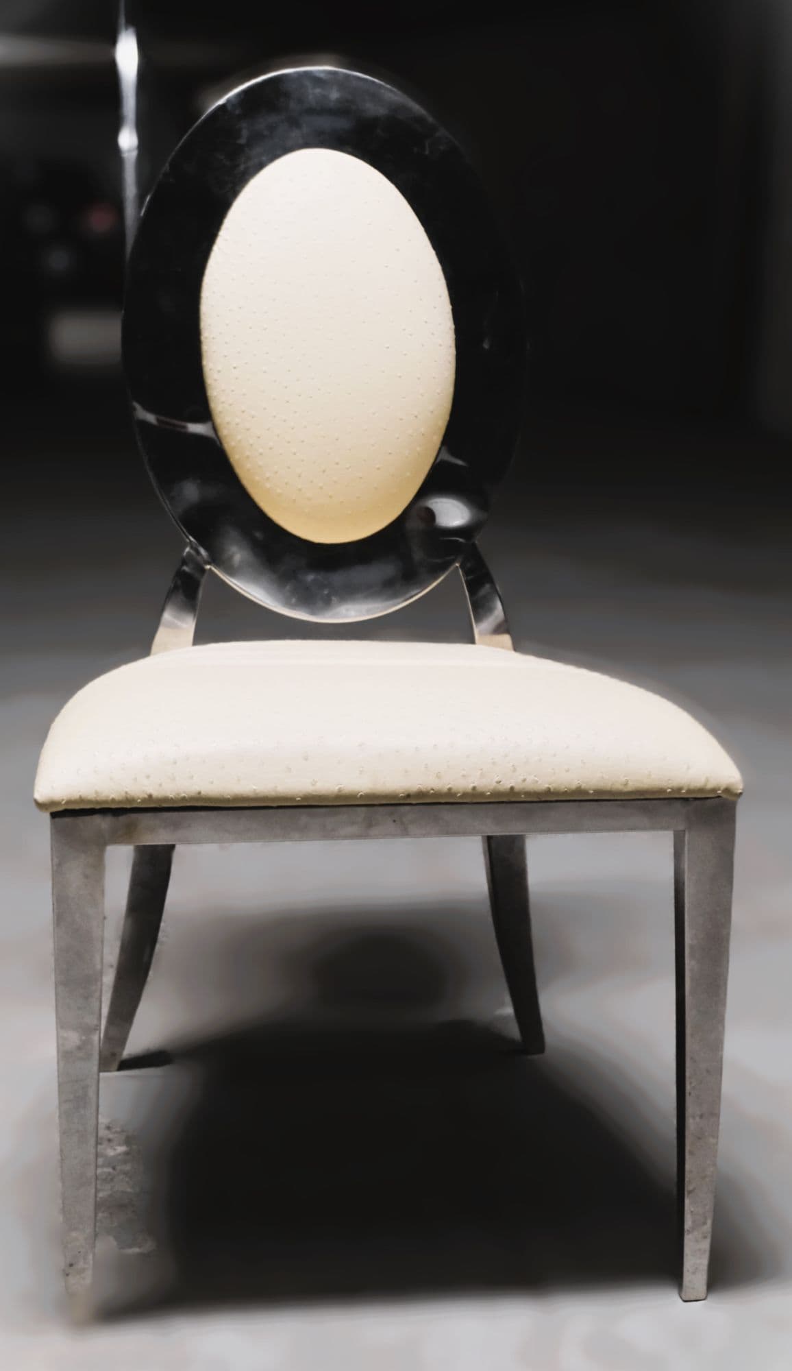 6 chaises chromée. Garniture imitation peau d'autruche. Style contemporain