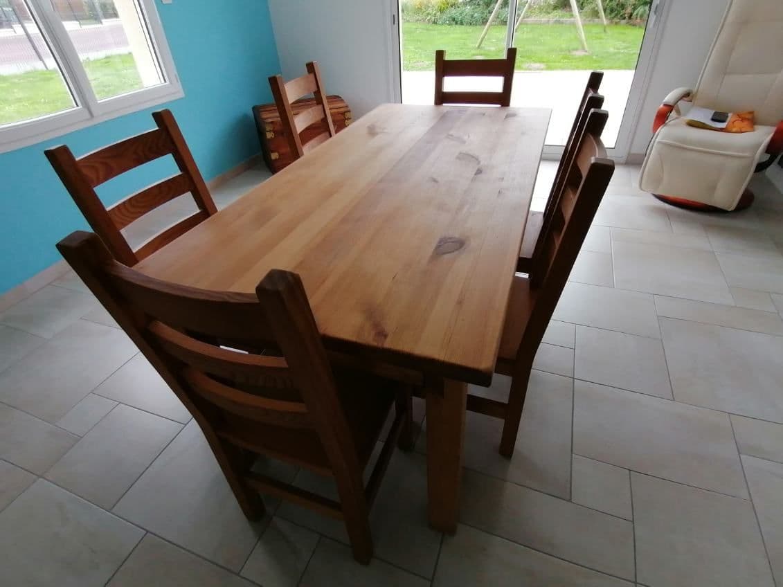 Vends Table De Salle À Manger Avec Deux Rallonges En Bois Massif, Couleur Chêne Clair En Très Bon État Avec Ses 6 Chaises. Dimension Sans Rallonge : 90cmx1m80 + 2 Rallonges De 40cm Hauteur : 76cm