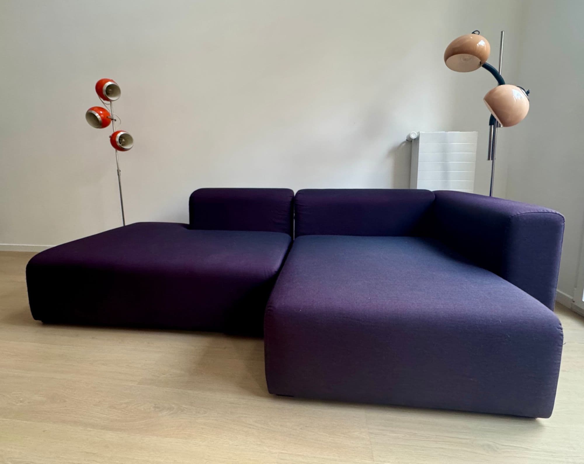 Canapé Méridienne Hay 2,5 Places, Couleur Prune, En Très Bon État. Suite À Un Déménagement, Il Ne Convient Plus À Mon Salon. Prix À Plus De 50 % De Réduction, À Récupérer À Aubervilliers.