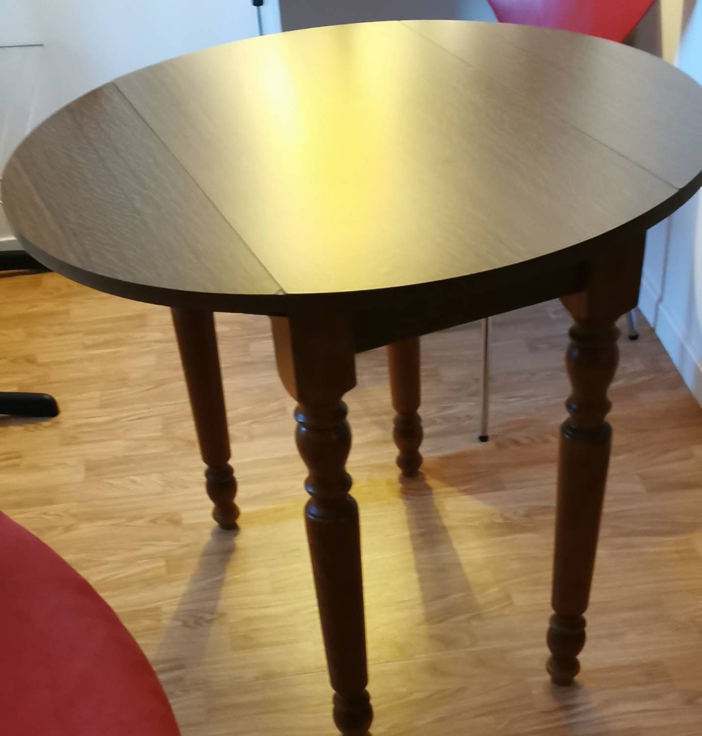 Table En Bois Marron Foncé