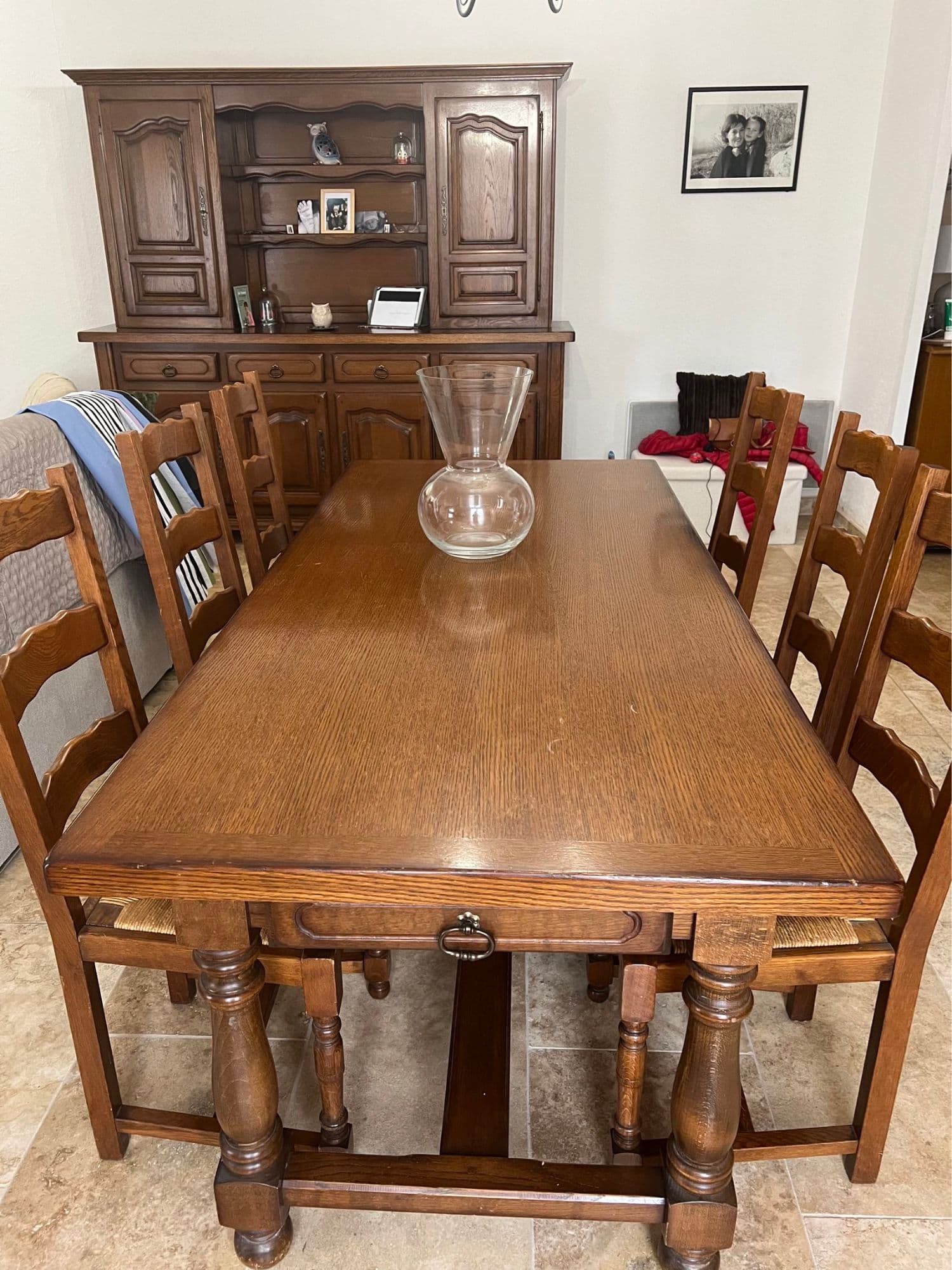 Bonjour, Mes Grand Parents Souhaitent Mettre En Vente Leur Table Et Chaises En Chêne Qui Est En Bon État. Prix 250