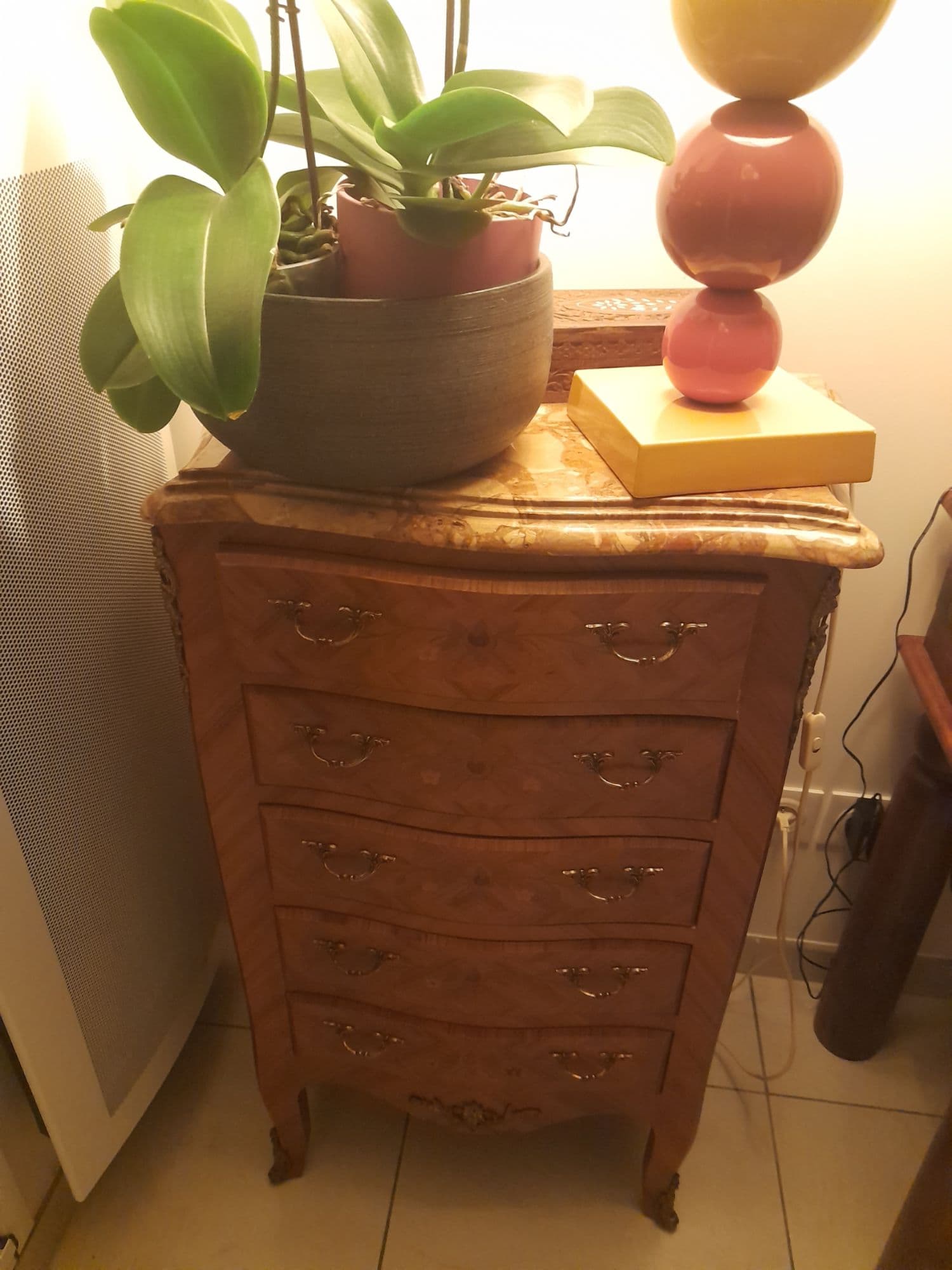 Meuble desssus marbre 6 tirroir très jolie bois de rose poignet en.laiton.