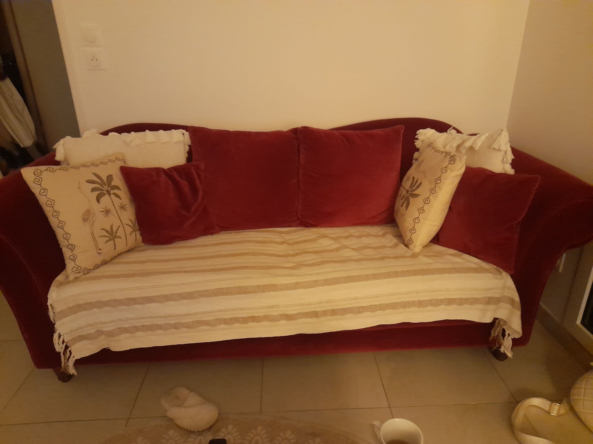 Canapé Rouge Accoudoir Arrondit Rouge Bordeaux Pied Bois Et 4 Place