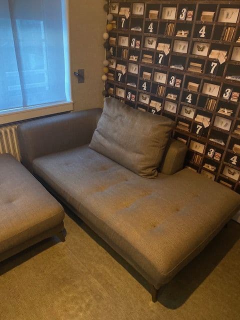 Roche Bobois, Composition De Canapés Symbole = Meridienne+Pouf+Batard Avec 4 Grands Coussins Rouleau + 3 Coussins Velours.