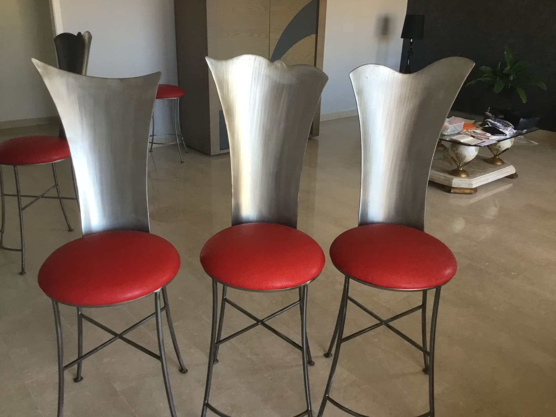 Table design et chaises hautes
