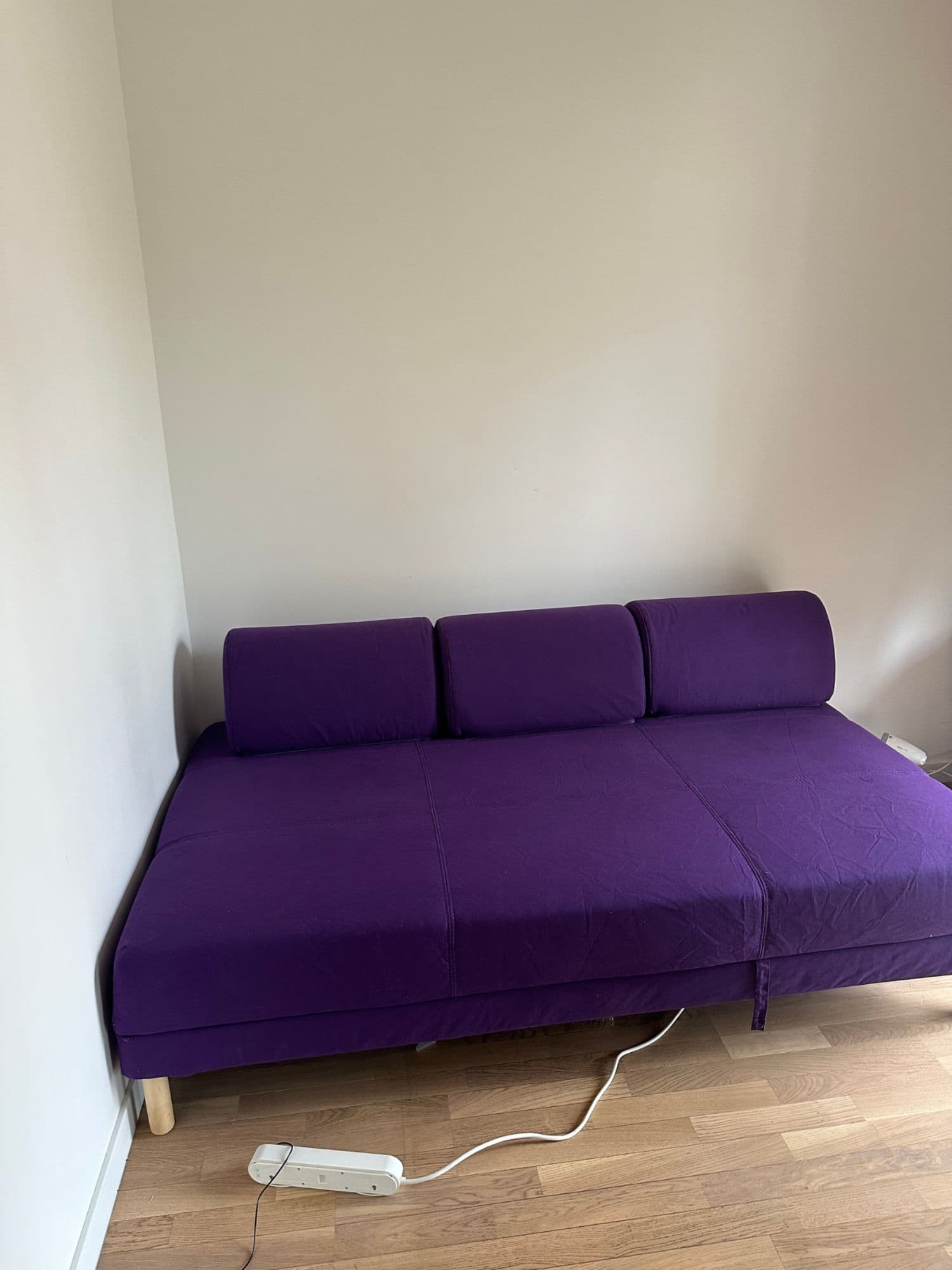Canapé lit design 2 EN 1. canapé la journée, lit le soir. Il s'agit d'un vrai matelas donc très confortable. Il est doté d'un coffre également. Taille 120 x 200