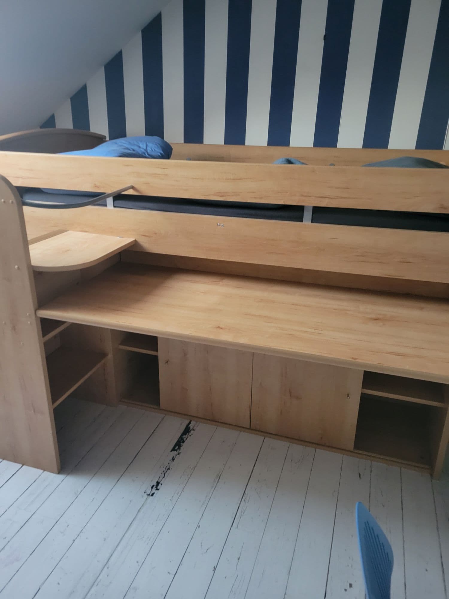 Lit Gauthier Pour Enfant. A Venir Démonter Et Chercher Sur Place. Lit En Très Bon État, En Hauteur. Contient De Nombreux Rangement Ainsi Qu'un Bureau