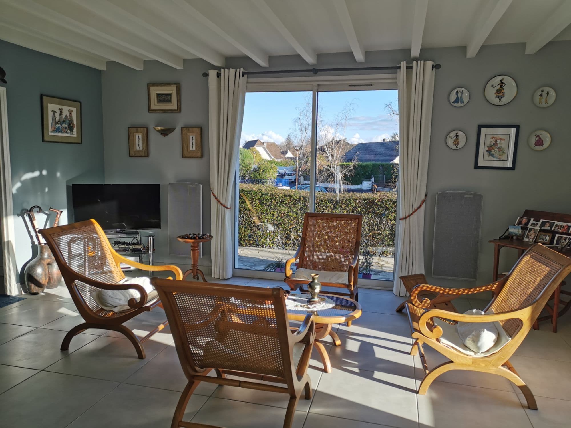 FAUTEUILS CREOLES et TABLE BASSE