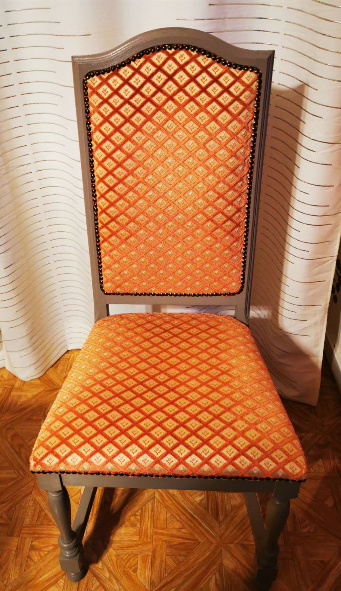 A vendre salle à manger complète en bois customisé en 2 tons de gris. Table 2m, bahut de 2m40 et vitrine de 1m27 de largeur sur 1m70 de hauteur + 4 chaises. À venir chercher sur place Dunkerque