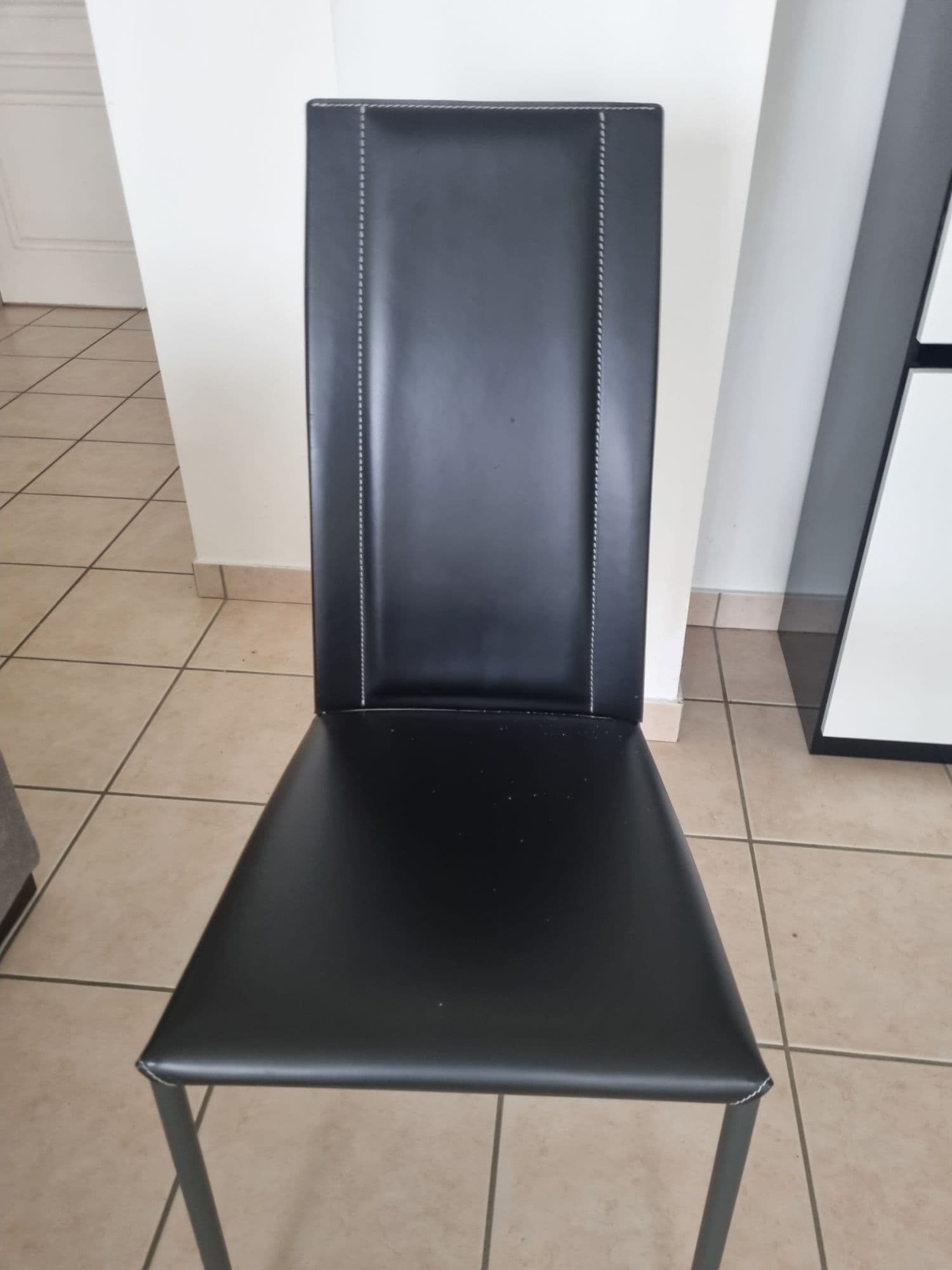 4 Chaises En Cuir De Salle A Manger