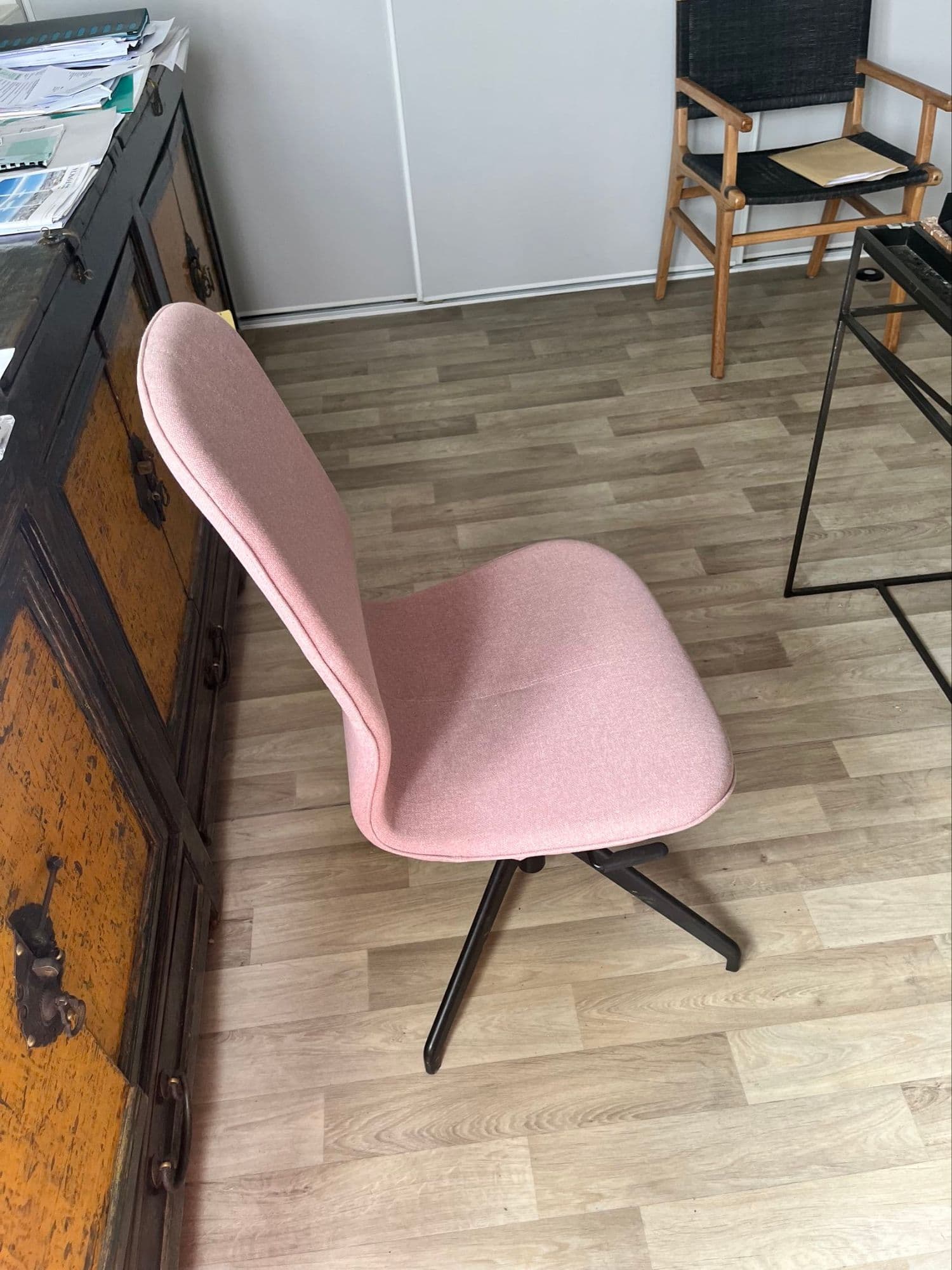 Siège de bureau en tissu velours couleur rosé bonbon