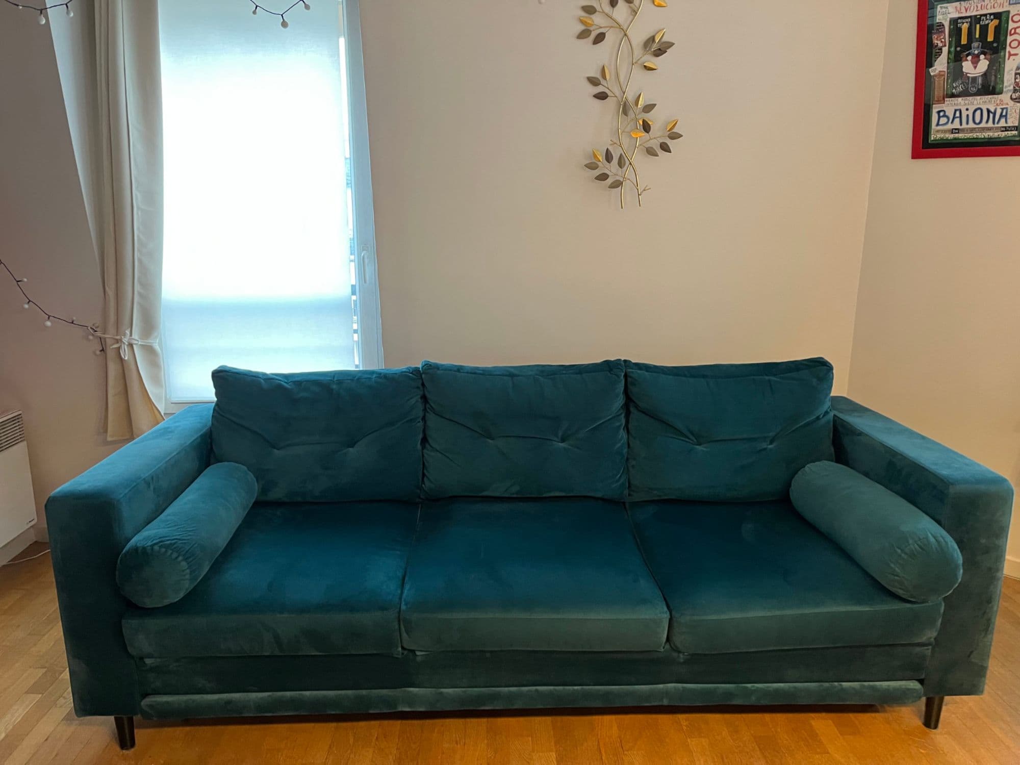 Canapé 3/4places Lorsque l¿on le convertit en lit c¿est un deux places Longueur 203 cm et largeur 88cm Matière : velours bleu Acheter il y a 2ans très bon état