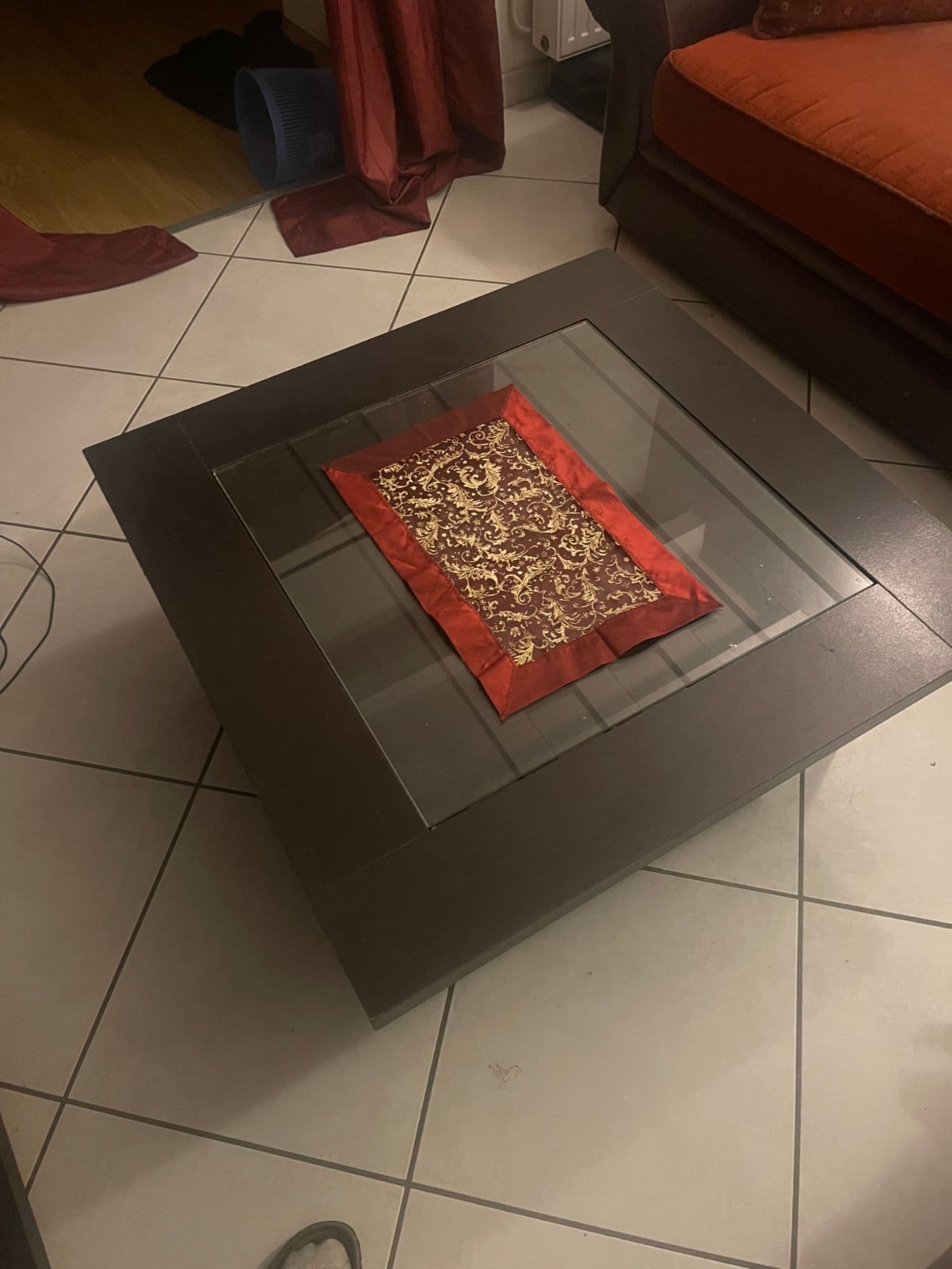 Bonjour Je Vends Un Salon Coin + Table Basse + Un Grand Meuble Tl Avec 2 Colonnes + Table A Manger Avec C¿Est 6 Chaises