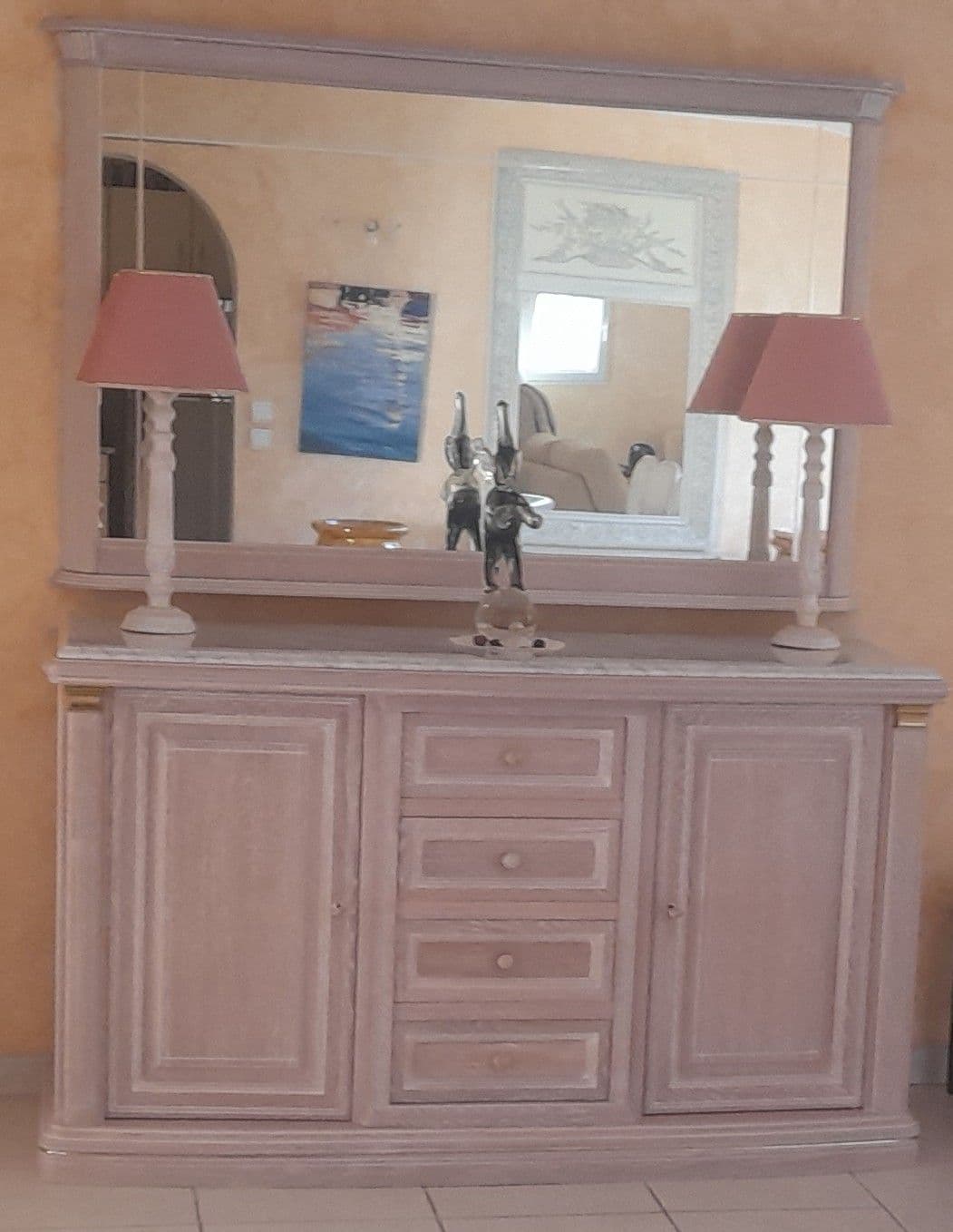 Salle À Manger Comprenant Un Bahut 2 Portes 4 Tiroirs Étagères Assorti D'un Miroir À La Dimension Du Bahut. 1 Table Ronde. 4 Chaises .1 Meuble Tv