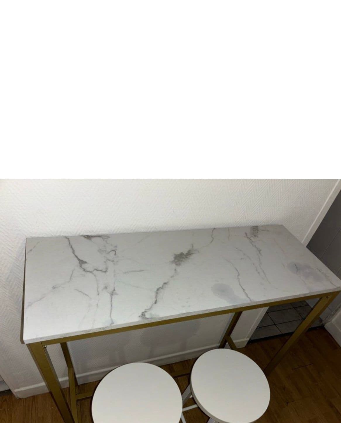 Table De Bar Avec Deux Chaises Haute.