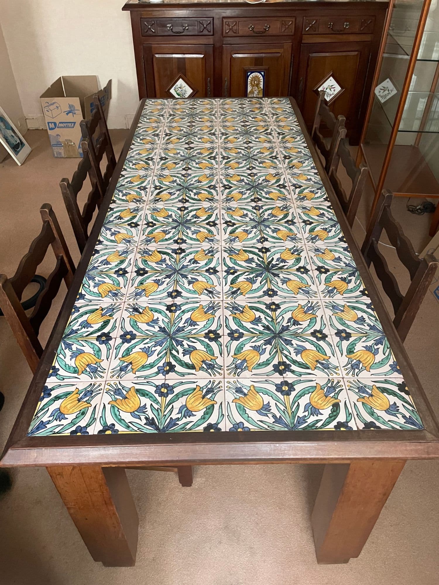 Magnifique Salle À Manger En Bois Fruitier, Carrelée Sur Mesure Accompagnée De 8 Chaises Paillées Et D'un Buffet Assortie Avec 2 Dessous De Plats Assortis Également.