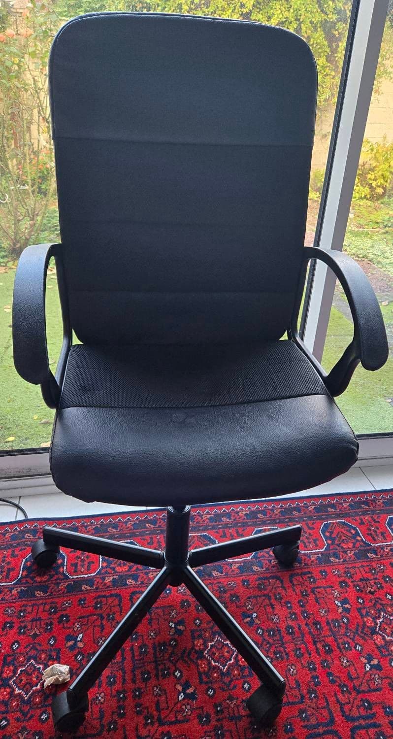 Chaise de bureau pivotante (noir) Vous pouvez profitez d'unconfort optimal avec cette chaise de bureau pivotante en excellent état ! Assise rembourrée et rotation à 360° pour une liberté de mouvement